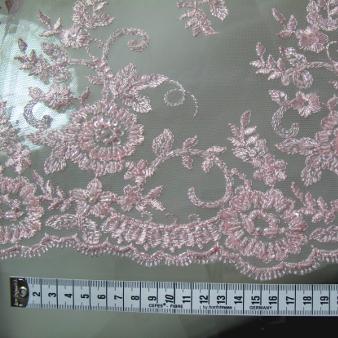 Spitze mit Perlen und Pailletten