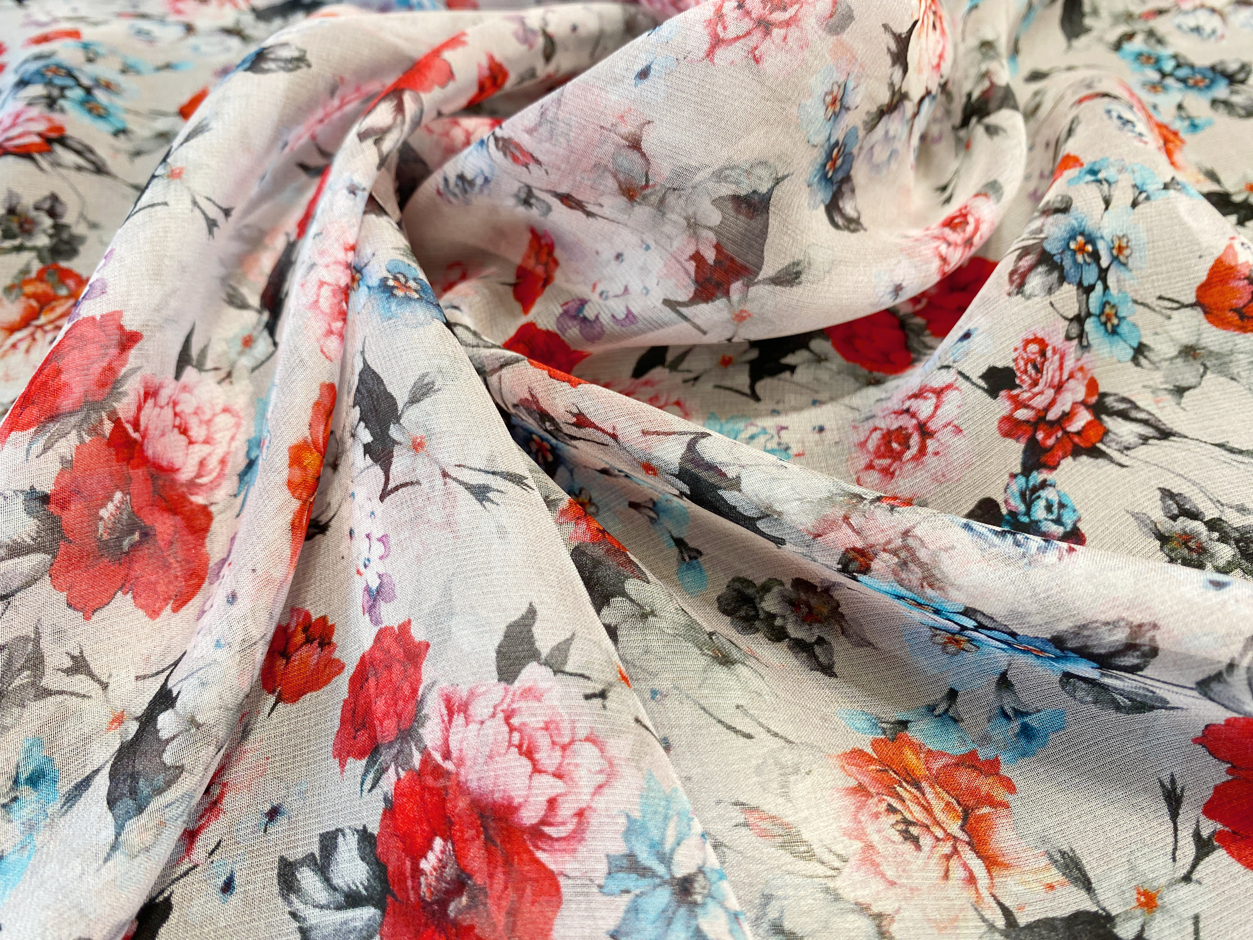 Chiffon Blumen auf hellgrau