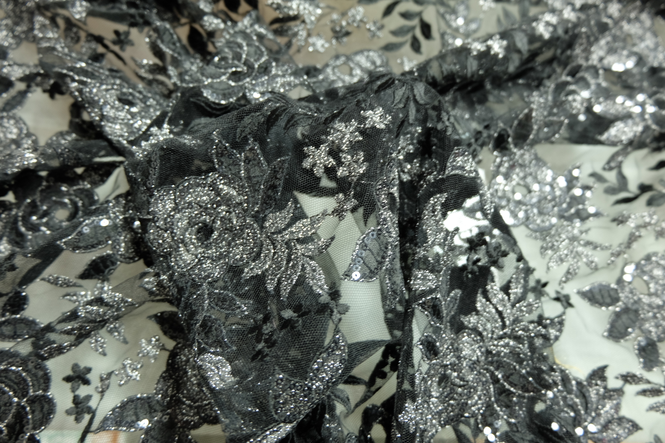 Schwarze Rosenspitze mit Pailletten und Lurex