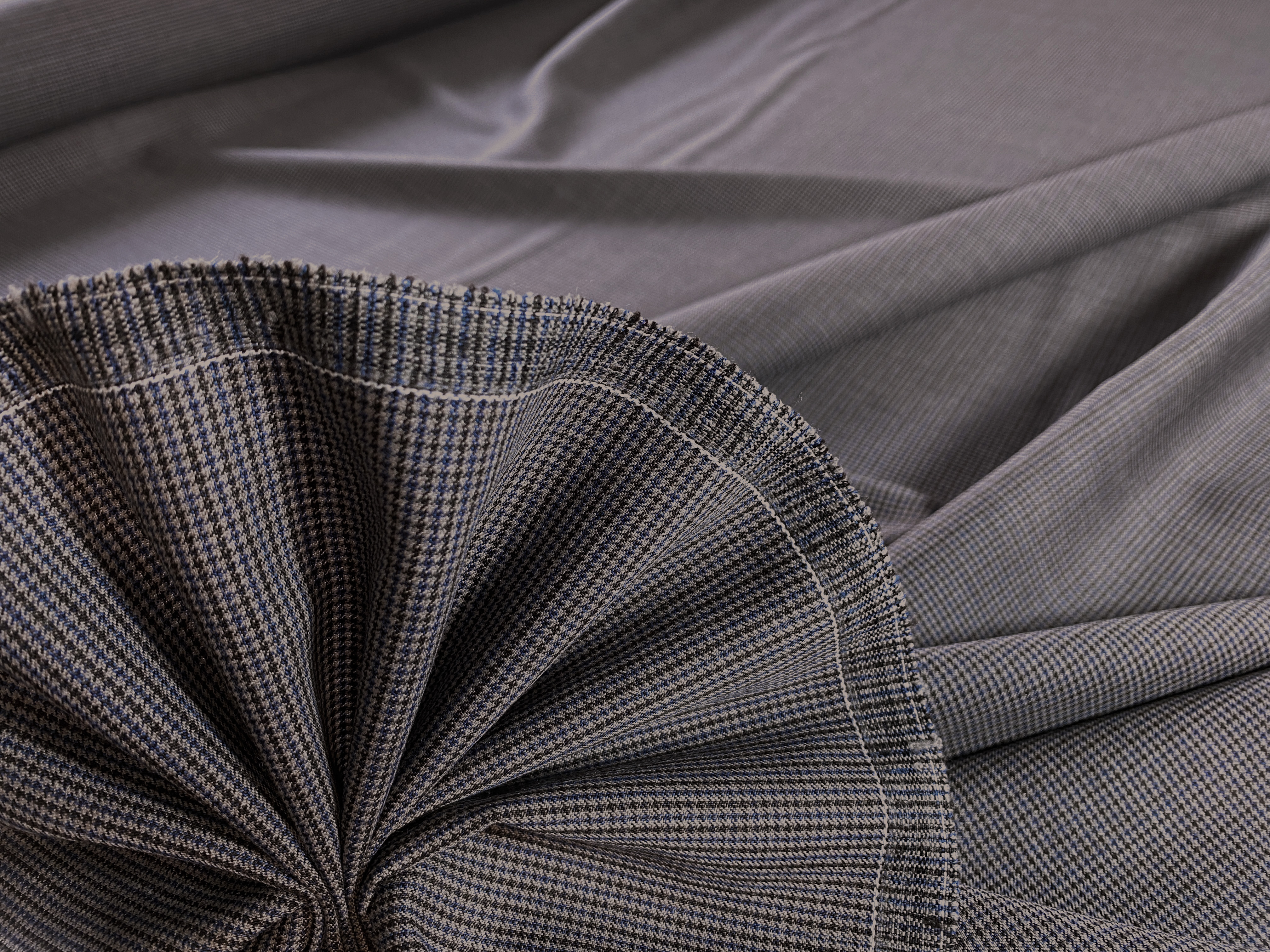 feiner Wollstoff grau-blau-braun