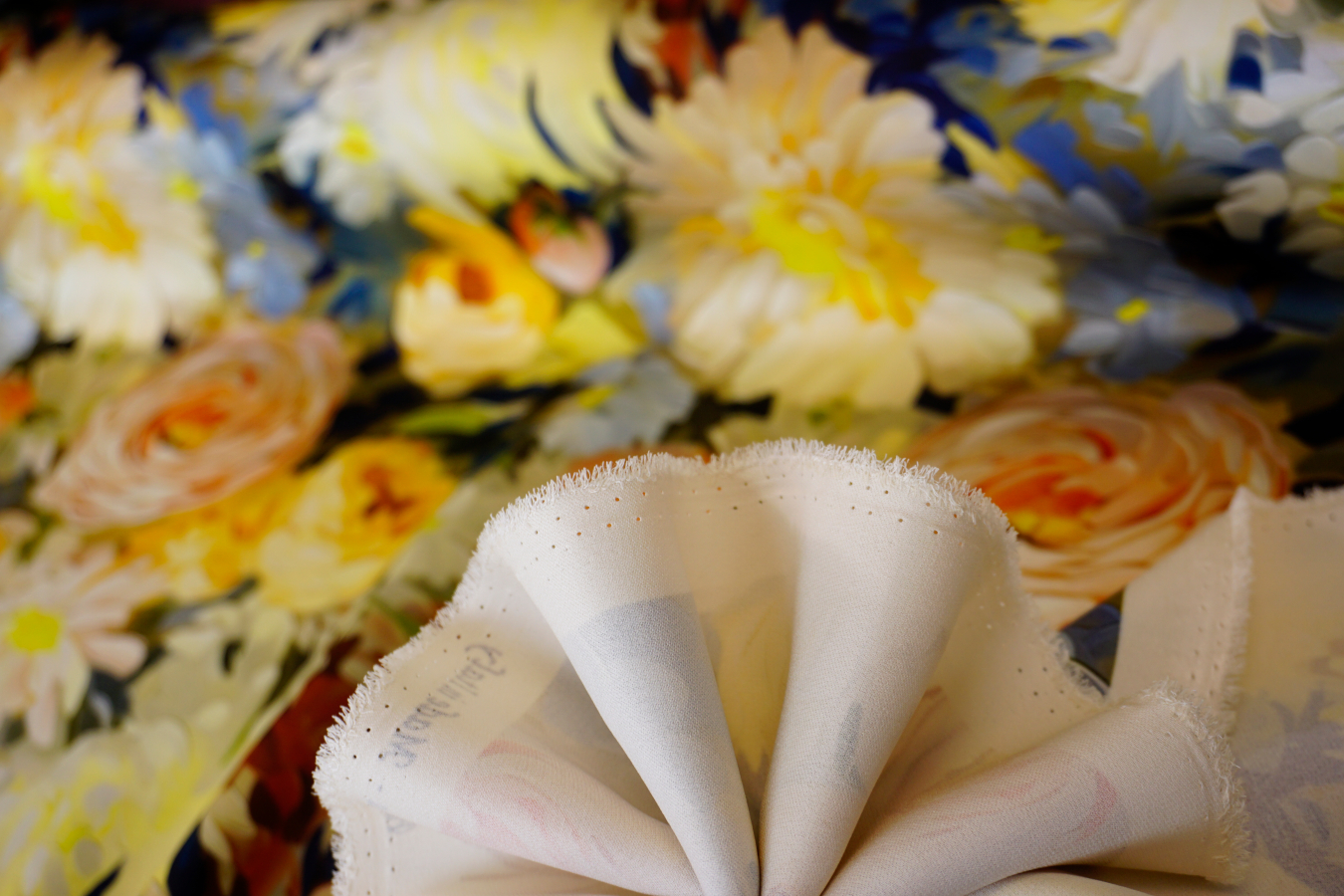 Schwerer Seidensatin - Ölgemälde, gelb