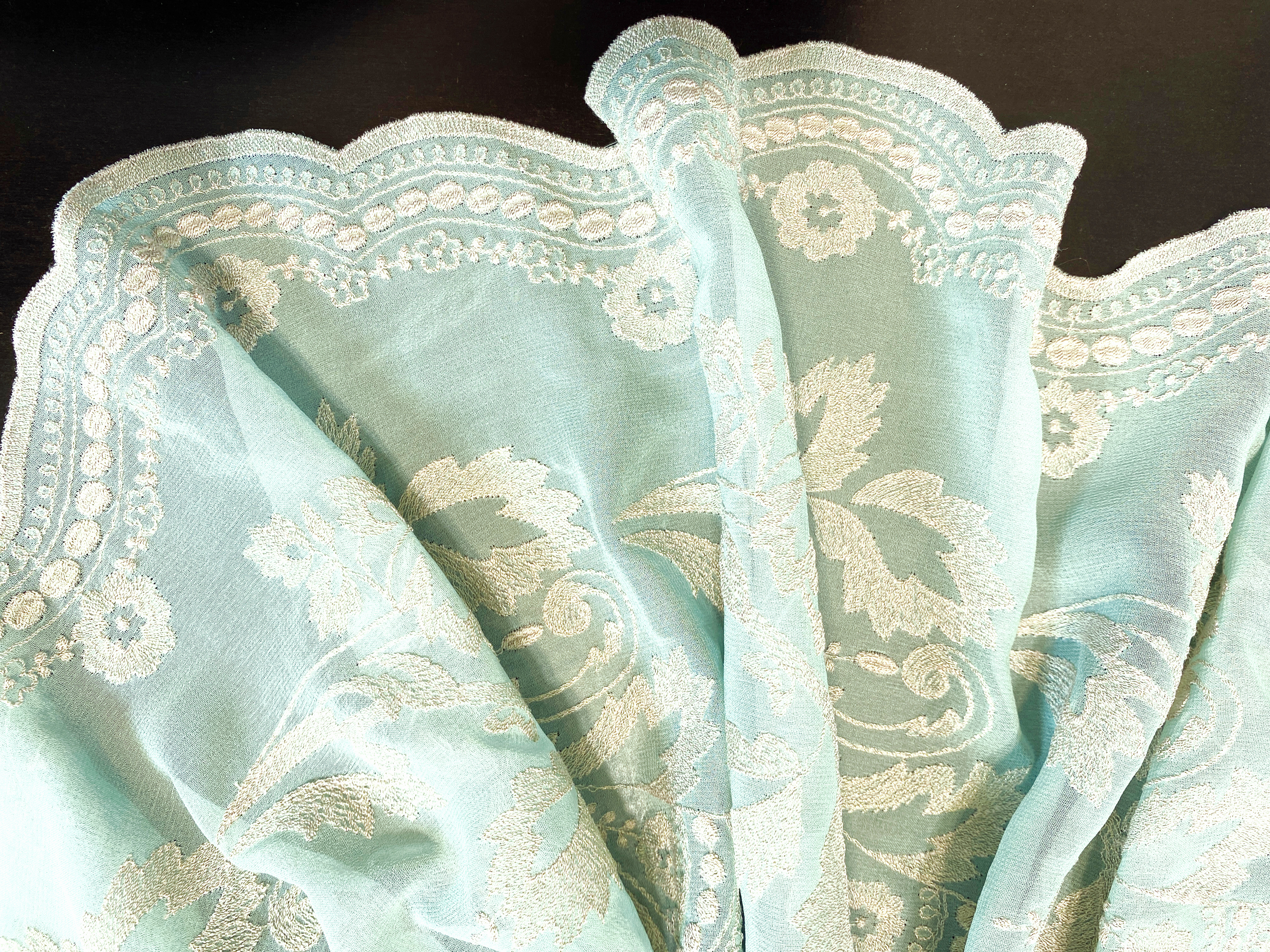 Bestickter Seidenchiffon