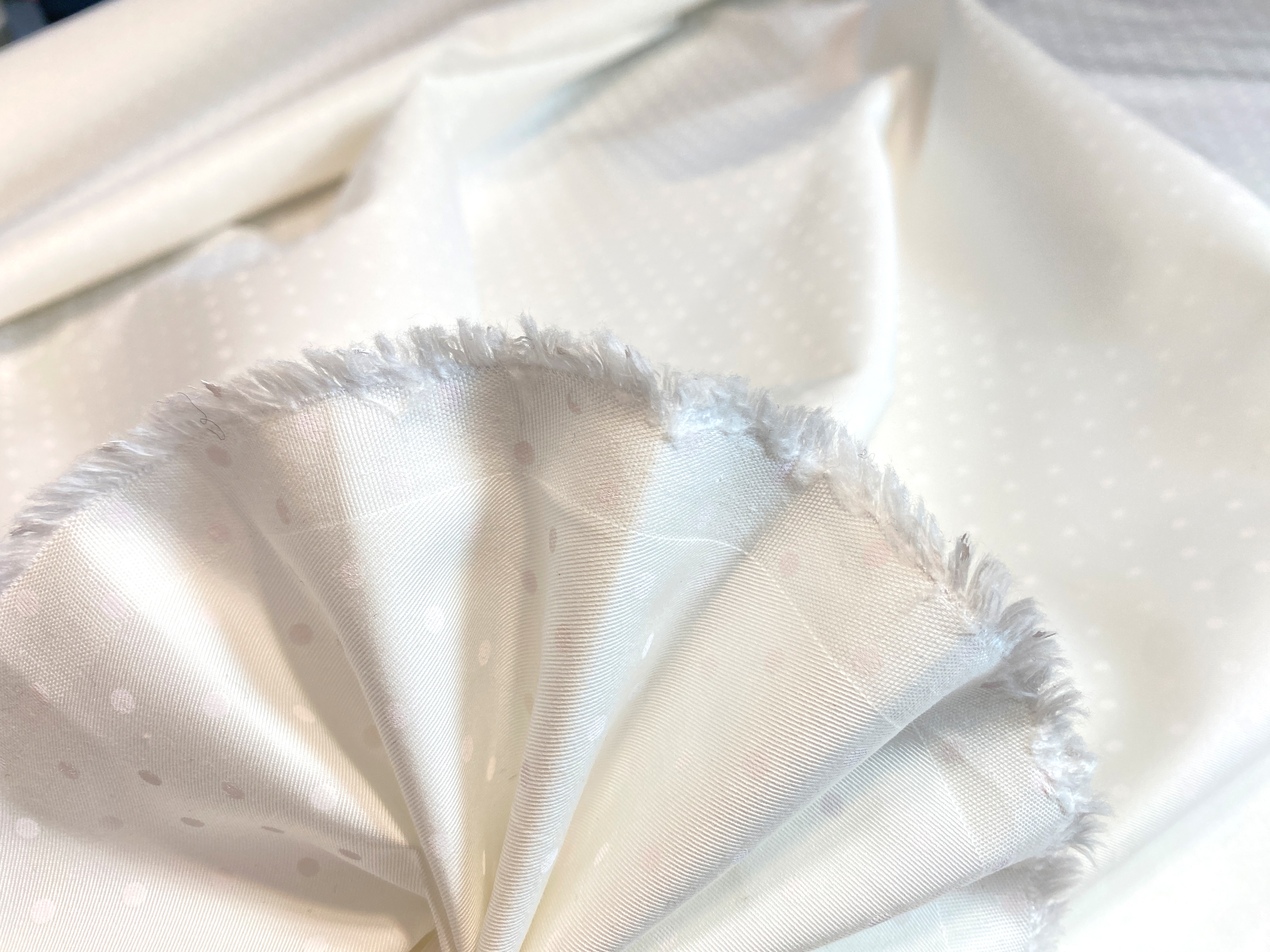 Baumwolle ecru mit weißen Punkten