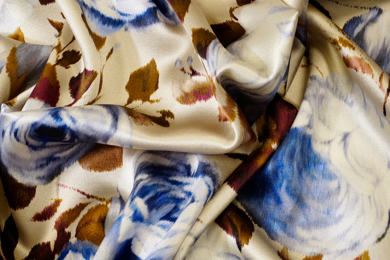 Schwerer Seidensatin - blaue Rosen