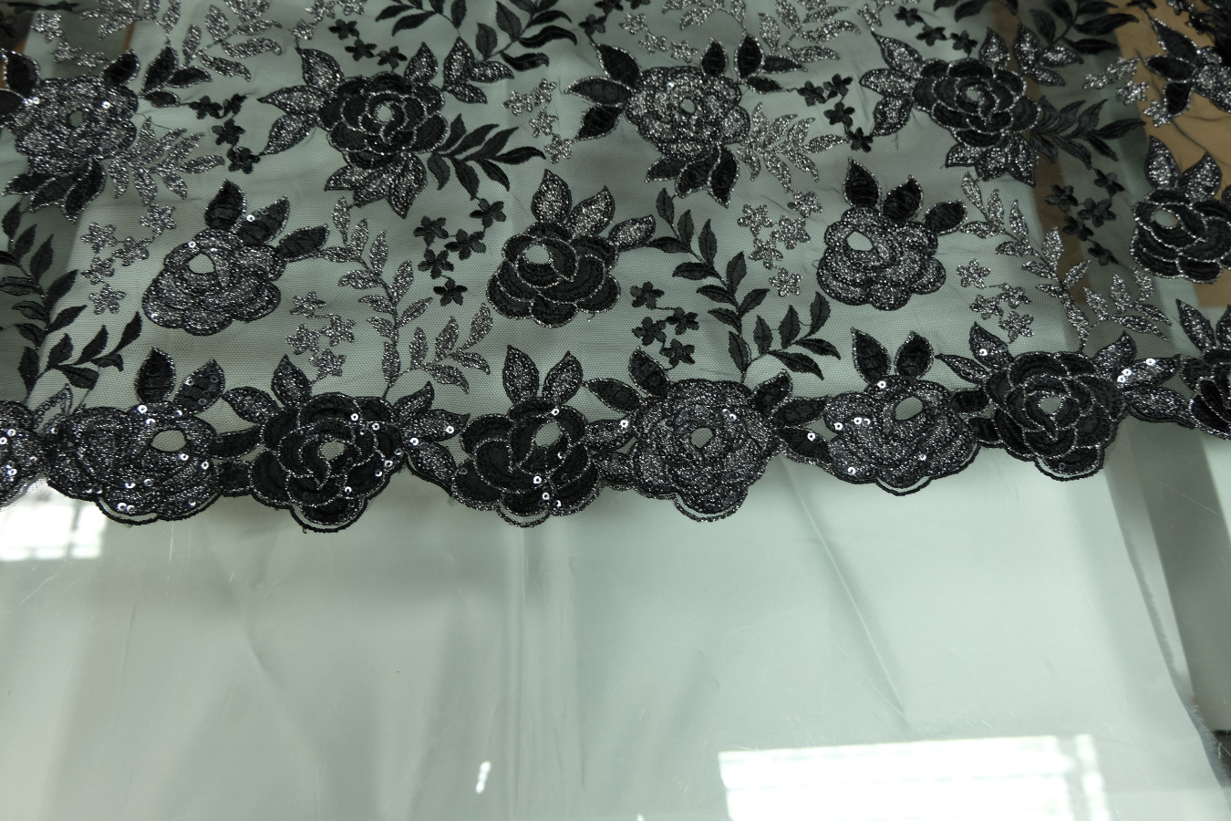 Schwarze Rosenspitze mit Pailletten und Lurex