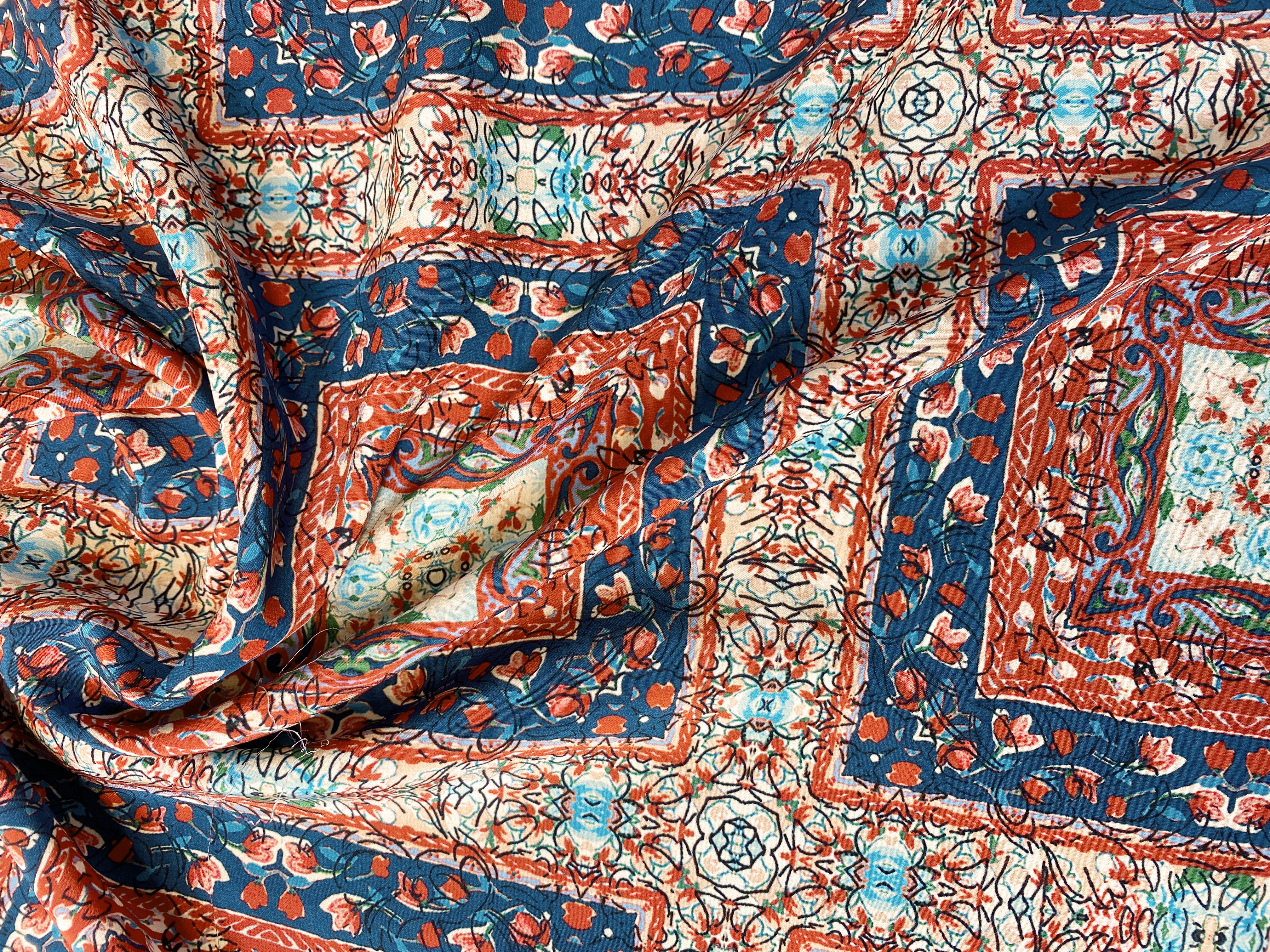 feiner Seidencrepe mit Kacheldruck