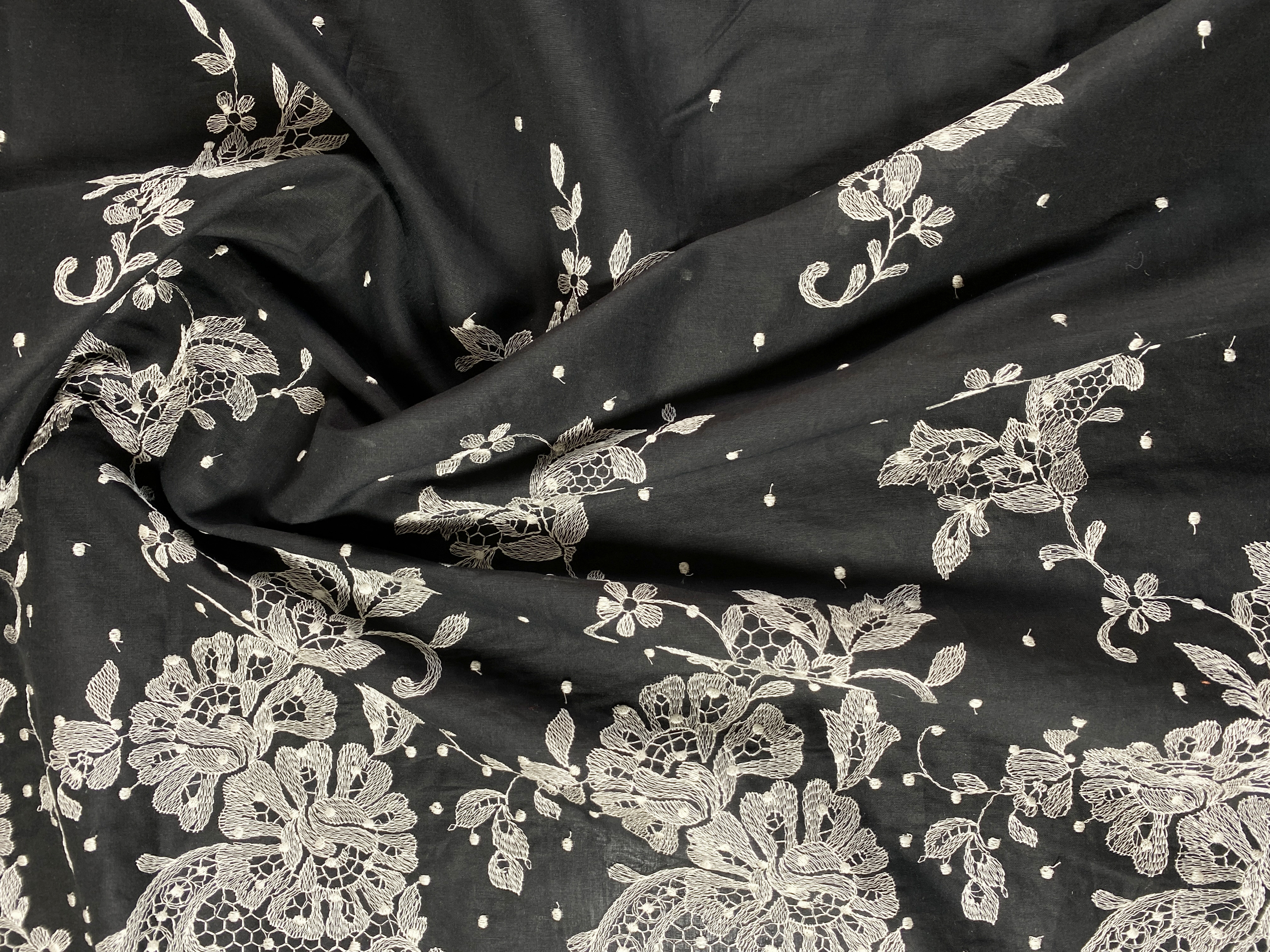 bestickter Batist schwarz-beige