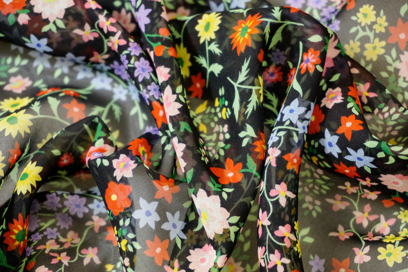 Seidenchiffon - Blümchen auf schwarz