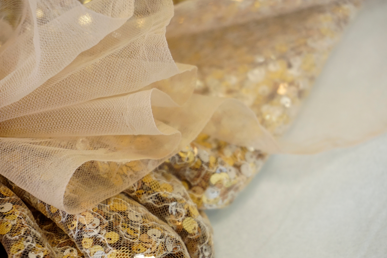 Pailletten auf Tüll - gold