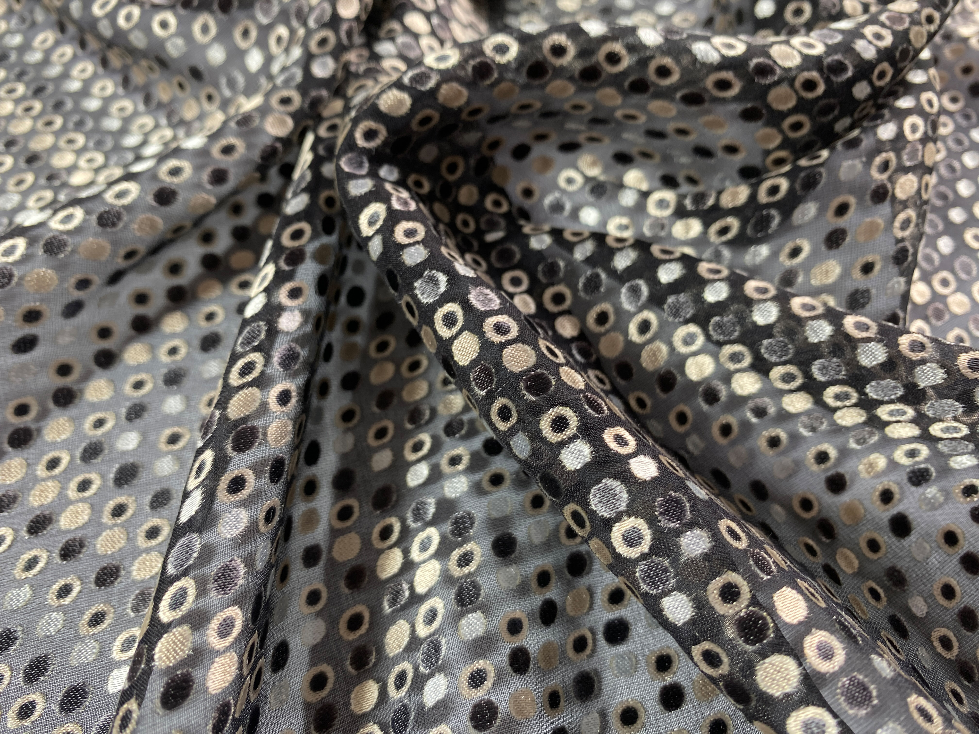 Seidenmischung mit Punktemuster