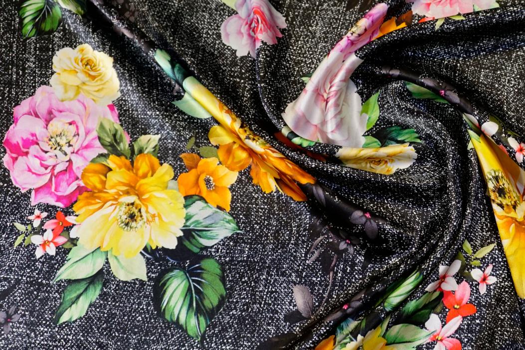 Seidensatin - Blumen auf schwarz/weiß