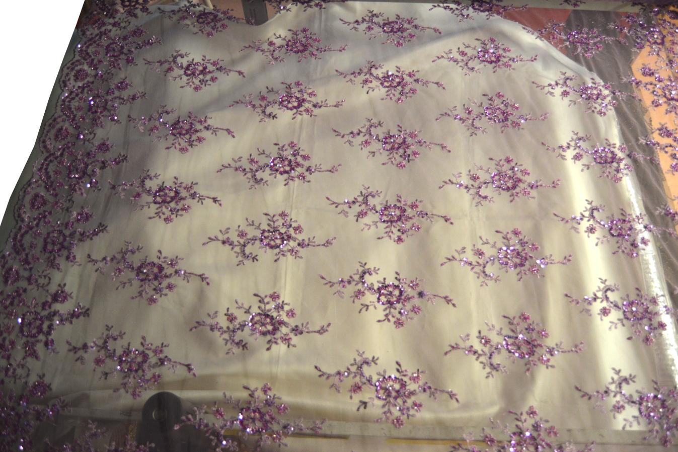 Bestickter Tüll mit Perlen und Pailletten