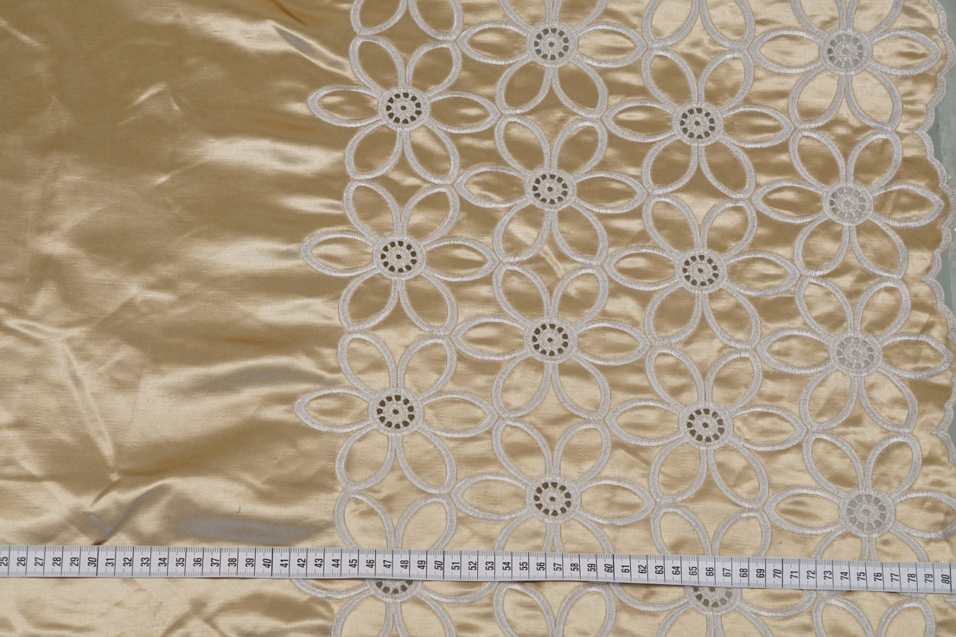 Satinierte Viskose - bestickte Bordüre