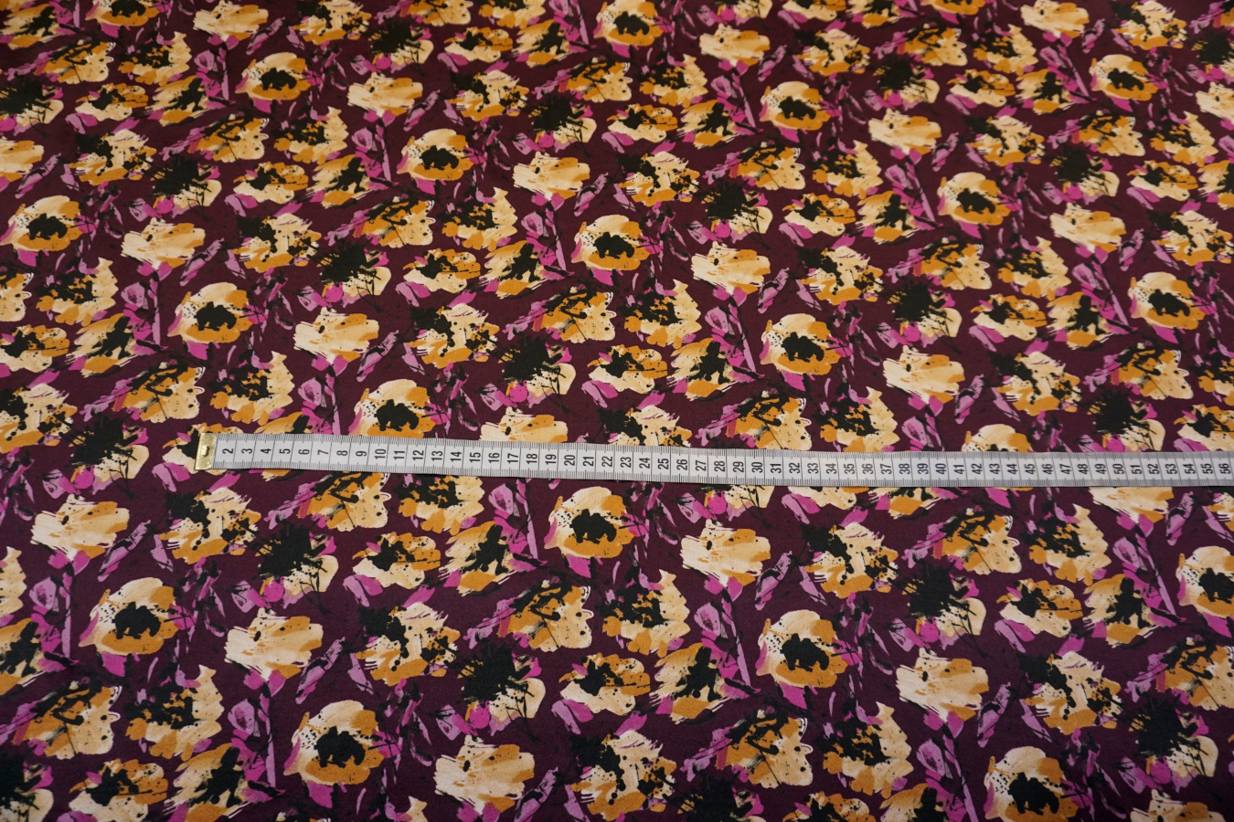 Seidensatin - gelbe Blüten auf lila