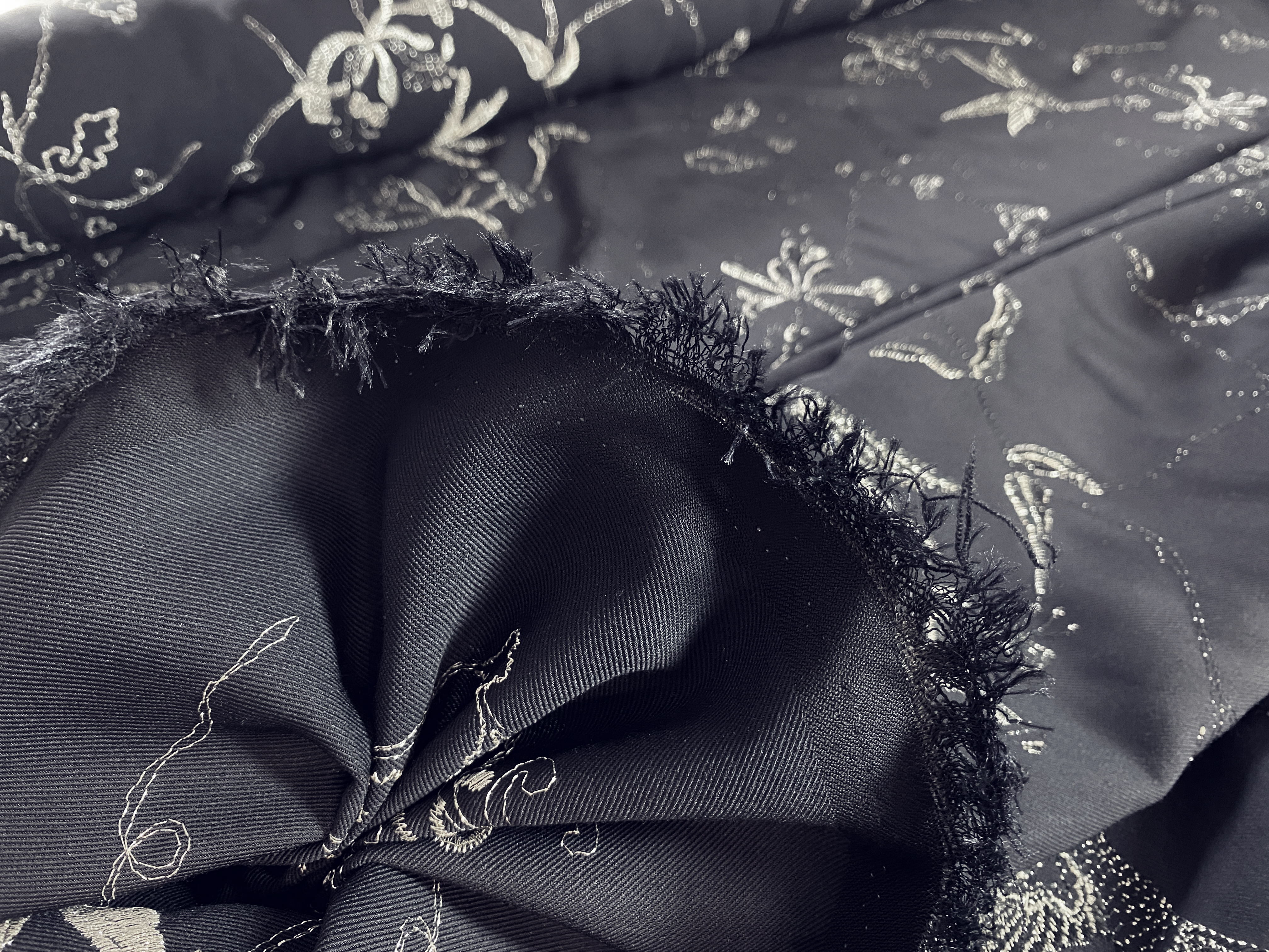 Schurwolle mit Silberstickerei