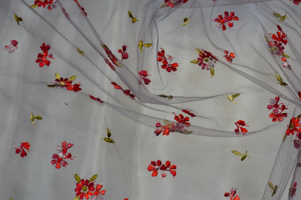 Bestickter Tüll - rote Blümchen