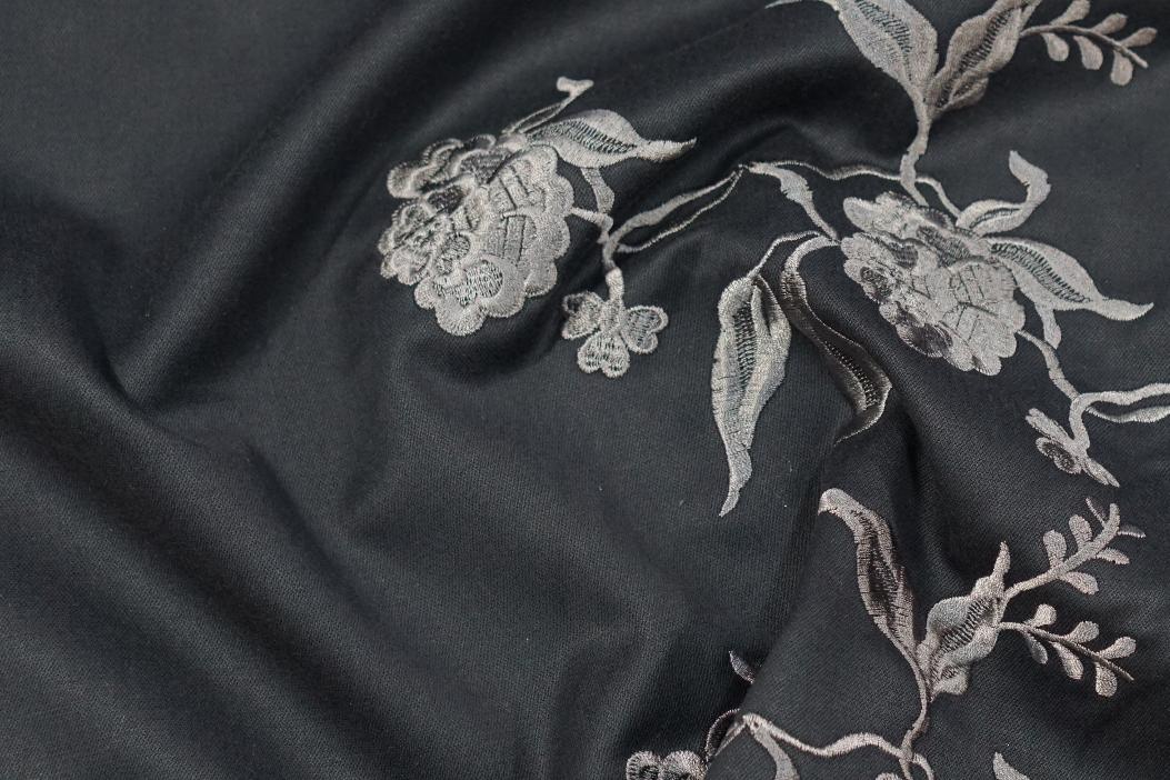 Schurwolle - Bordürenstickerei Grautöne