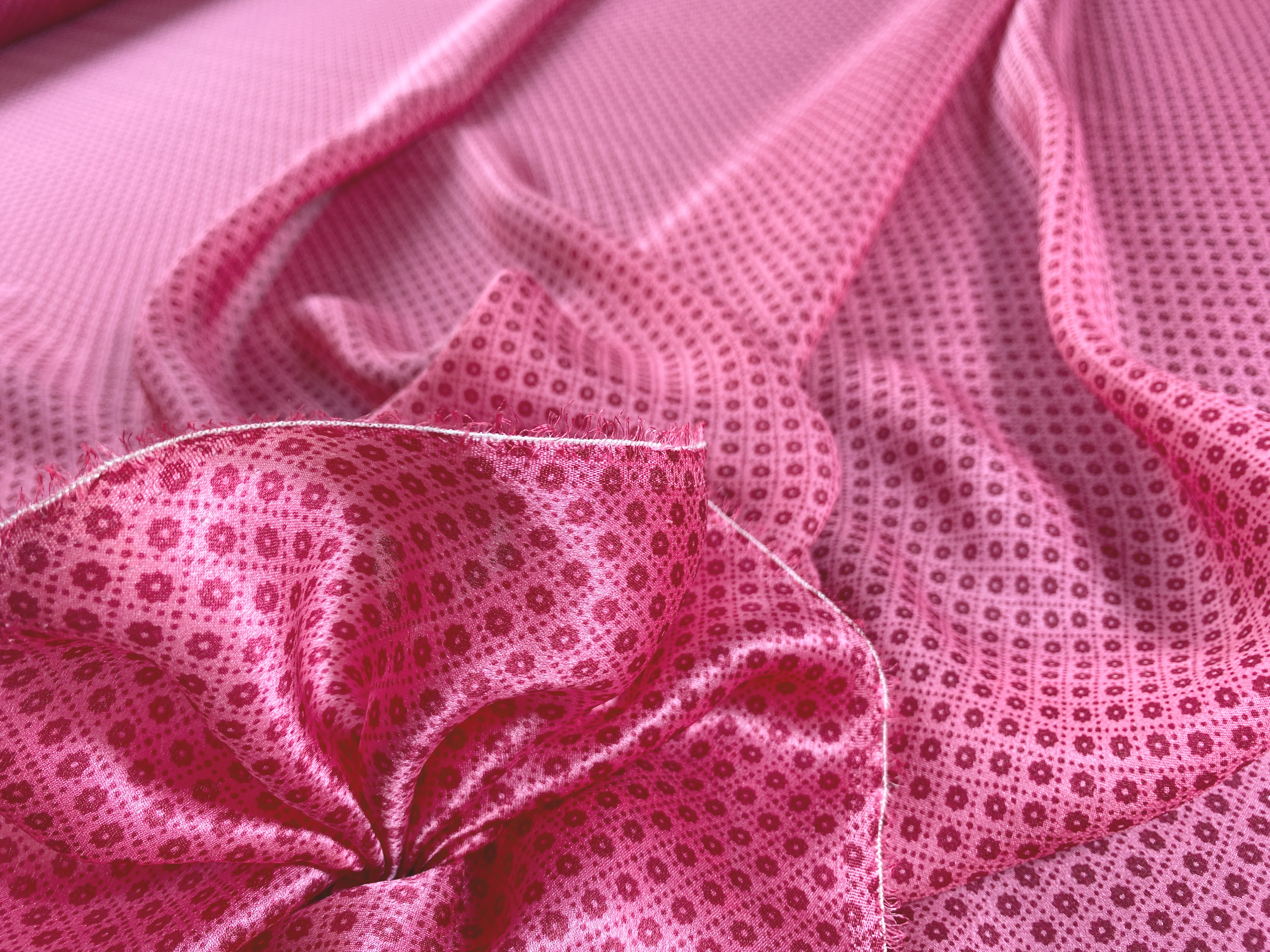 feiner Satin rosa-rot