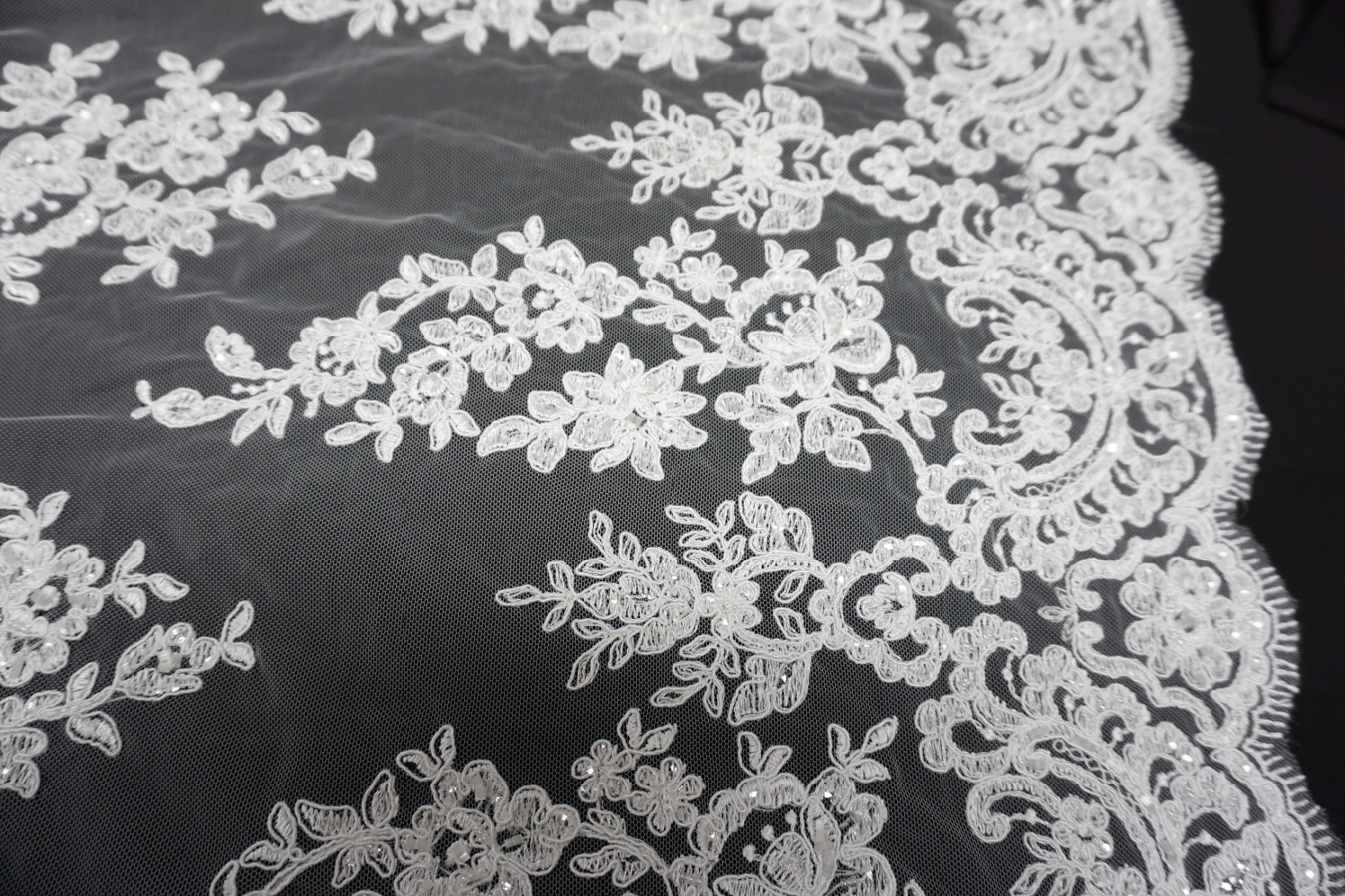Bestickte Spitze - weiß