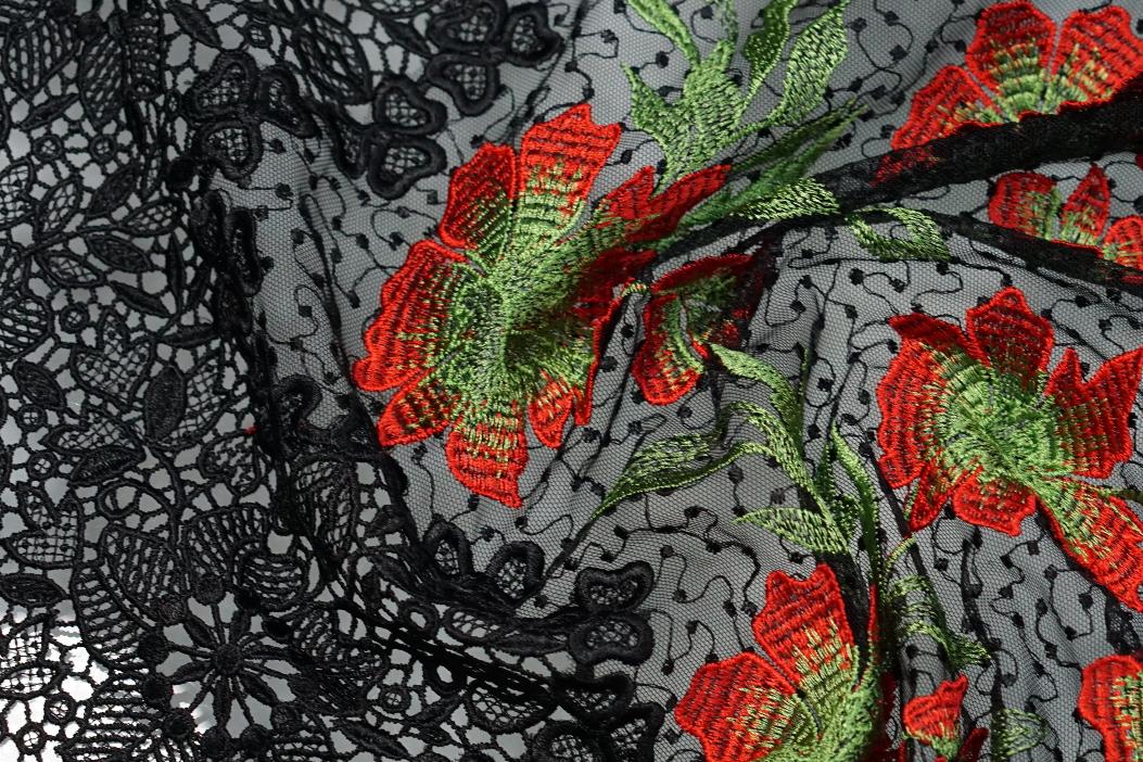 Bestickter Tüll mit Spitzenkante