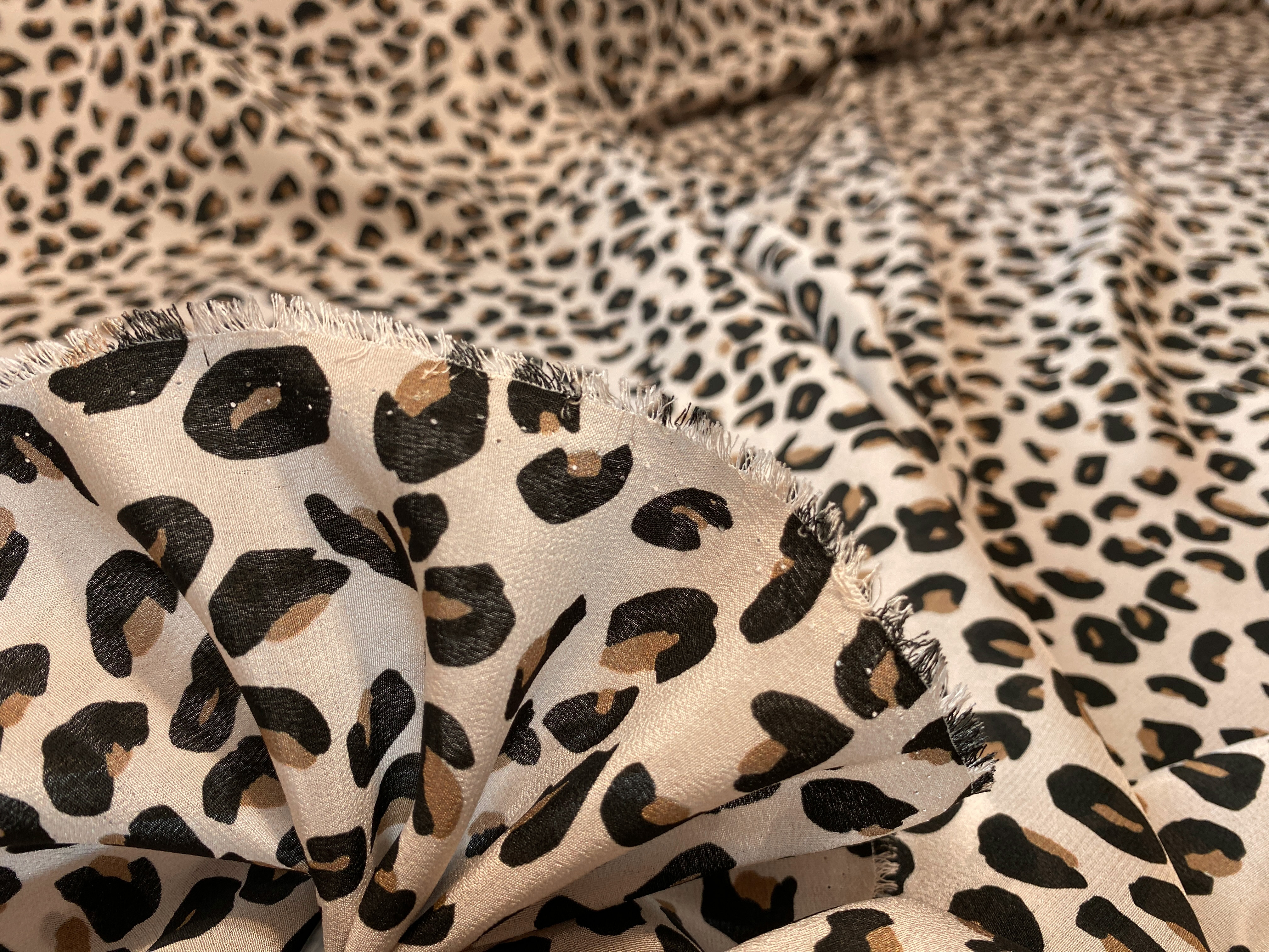 feiner Crepe Tierfelldruck auf creme
