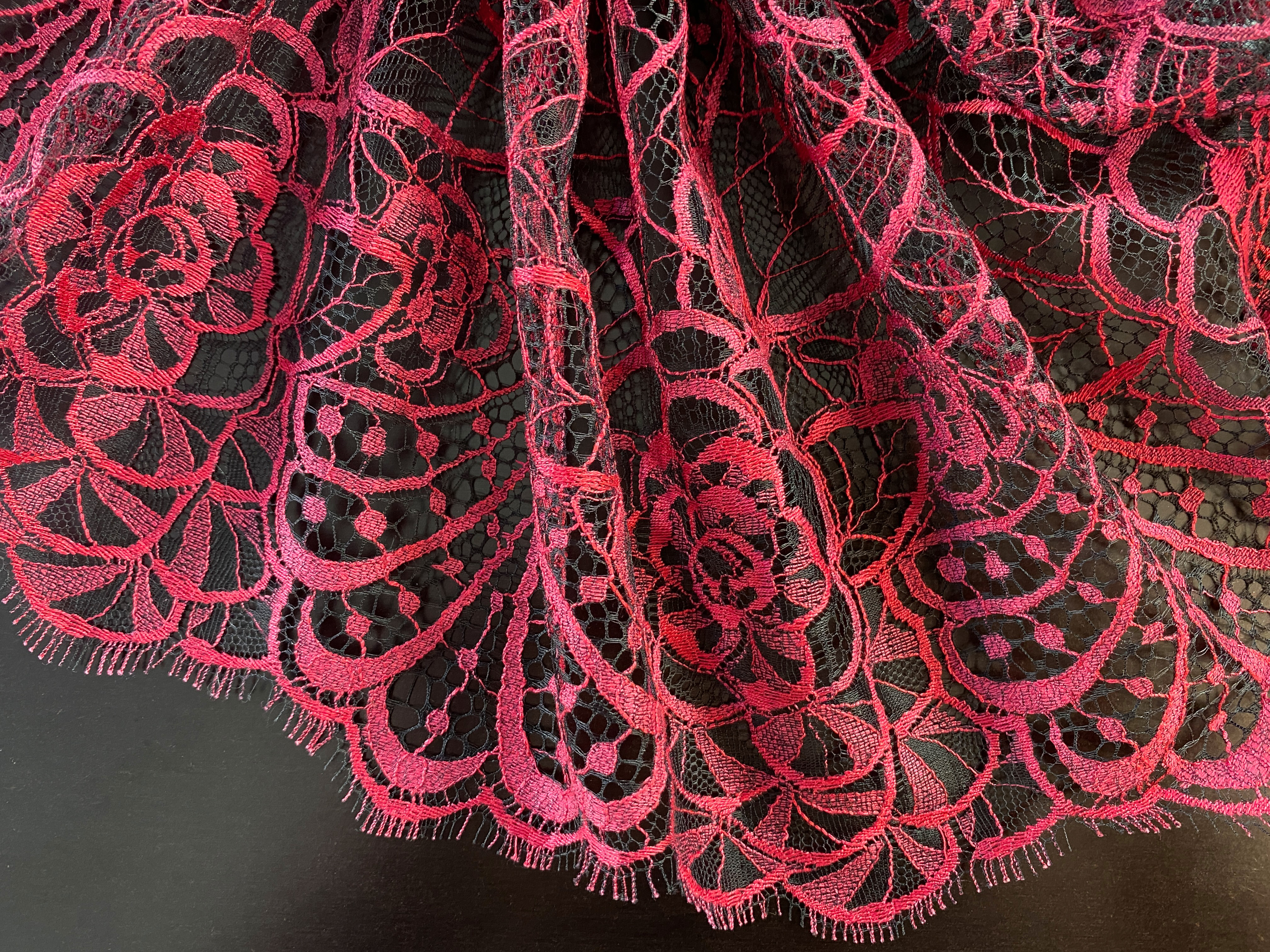 französische Spitze rot-schwarz