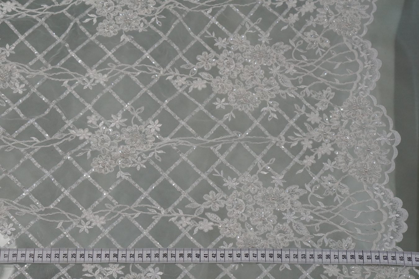 Bestickte Spitze - ecru