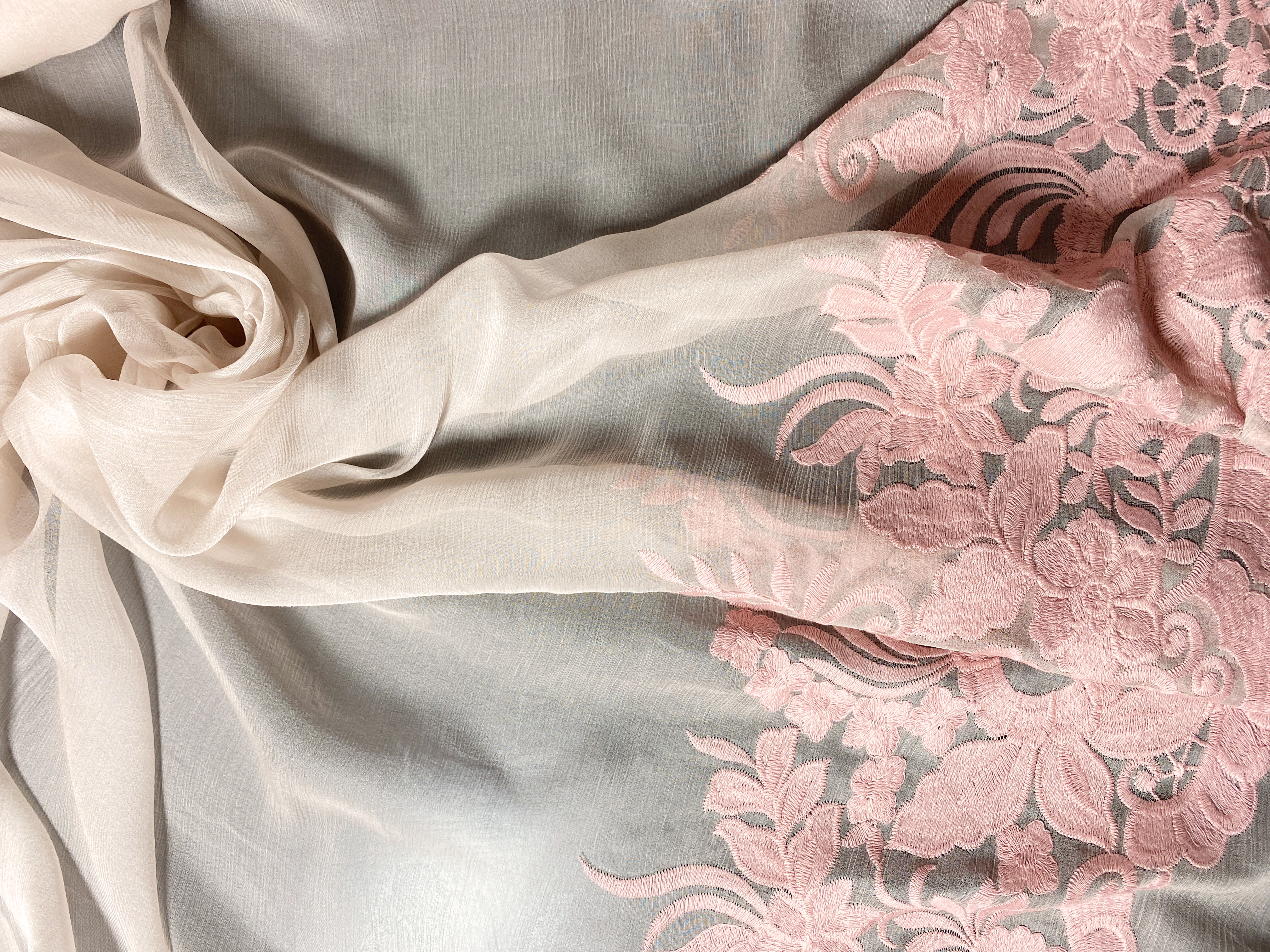 bestickter Seidenchiffon puderfarben