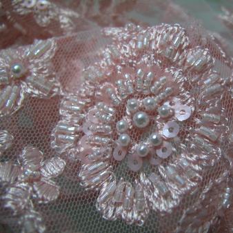 Spitze mit Perlen und Pailletten