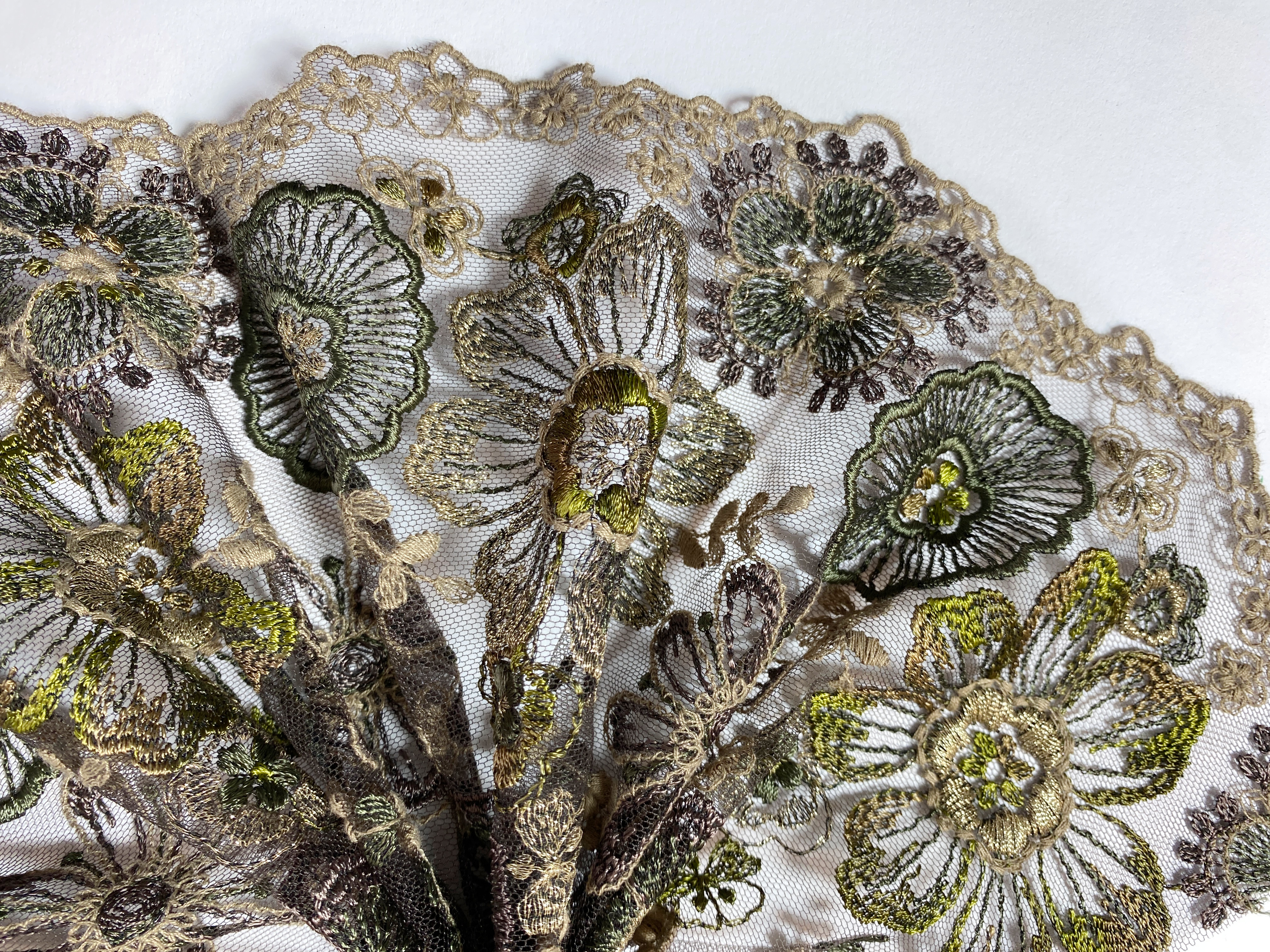 Bordürenspitze mit Blütenstickerei