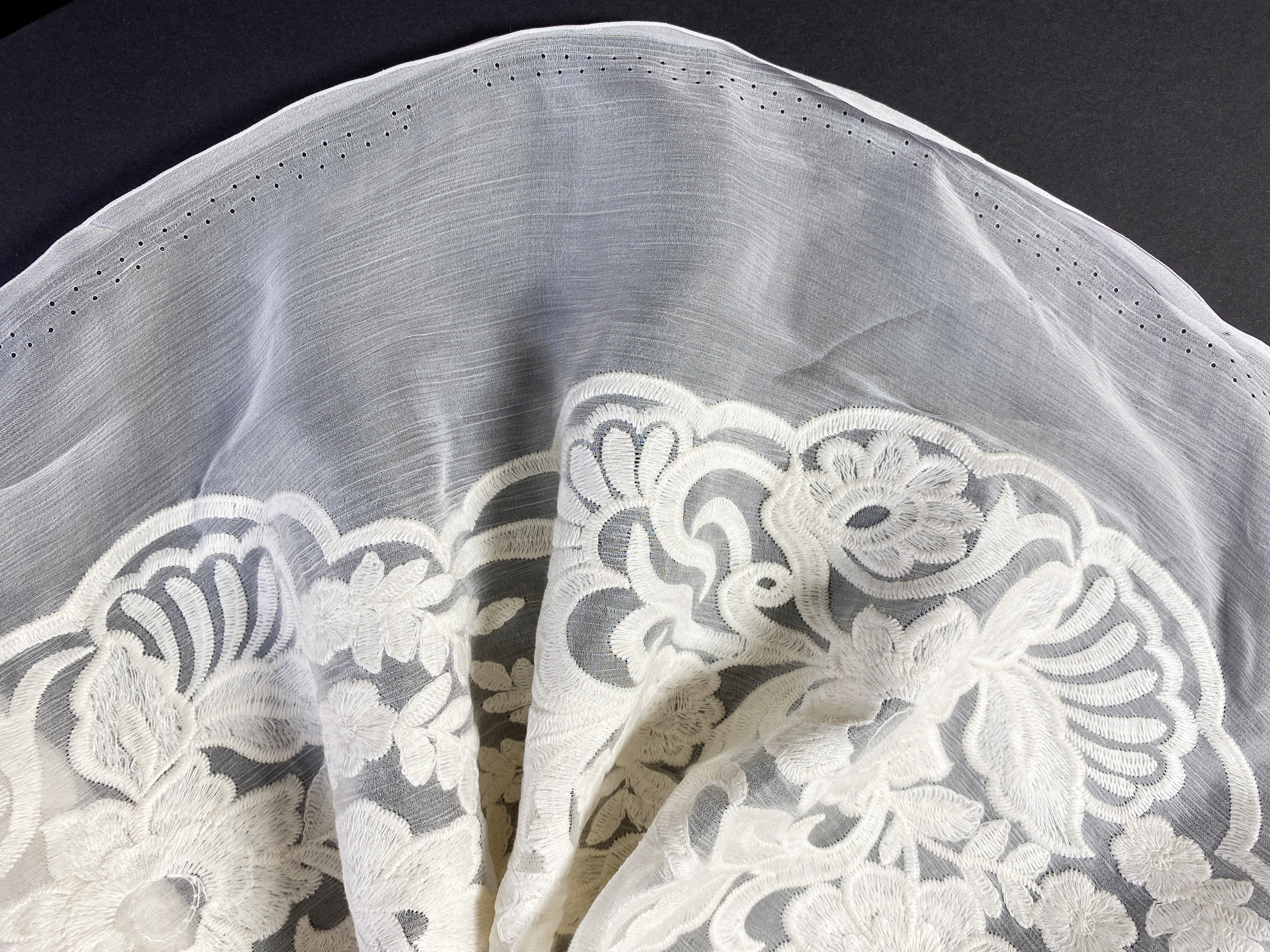 bestickter Seidenchiffon weiß