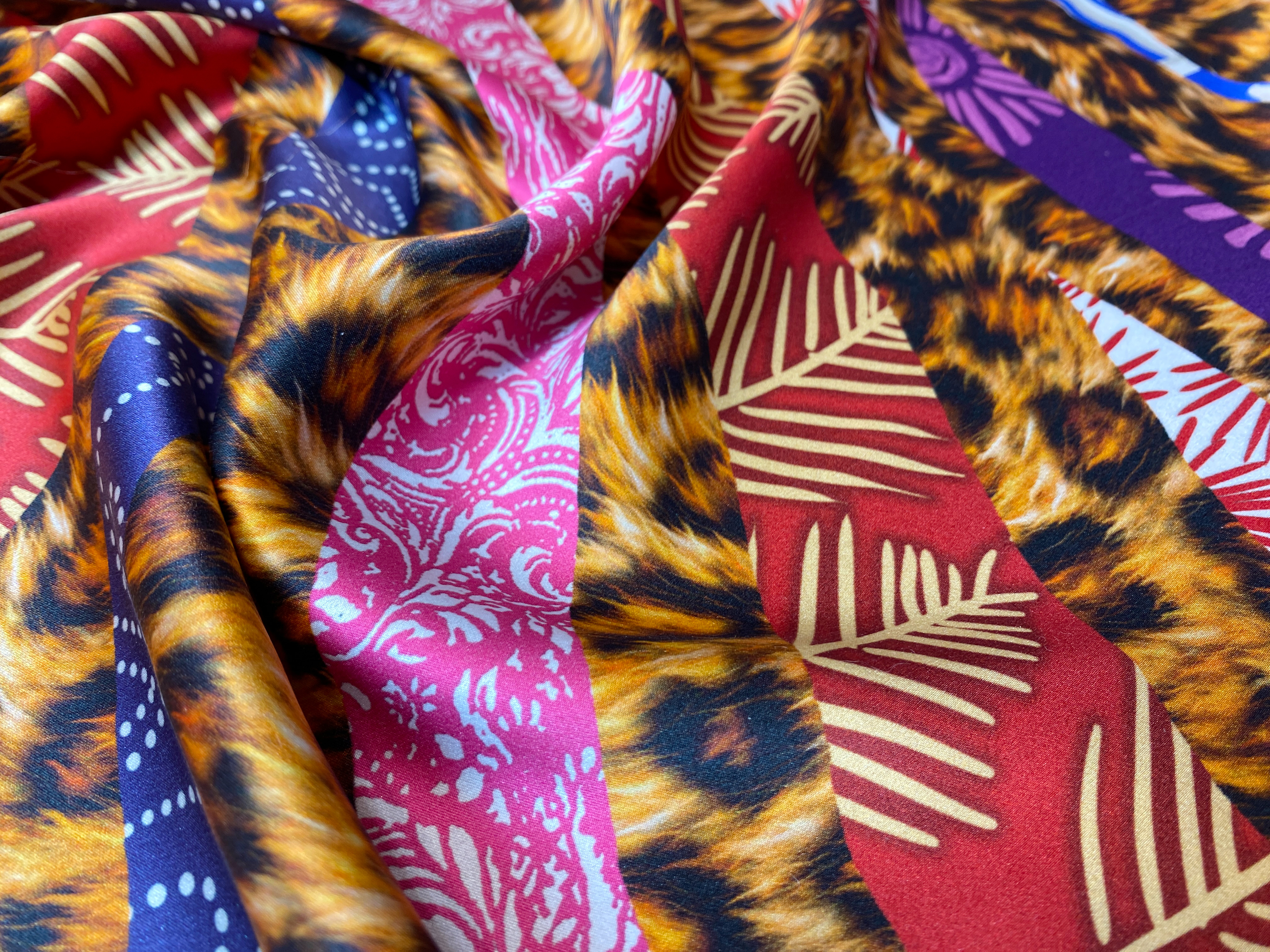 Satin mit Felldruck und Mustern