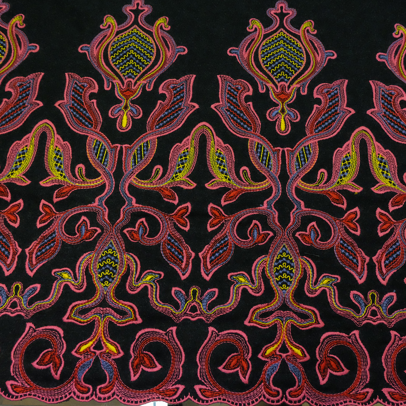 Schurwolle mit bunter Stickereibordüre