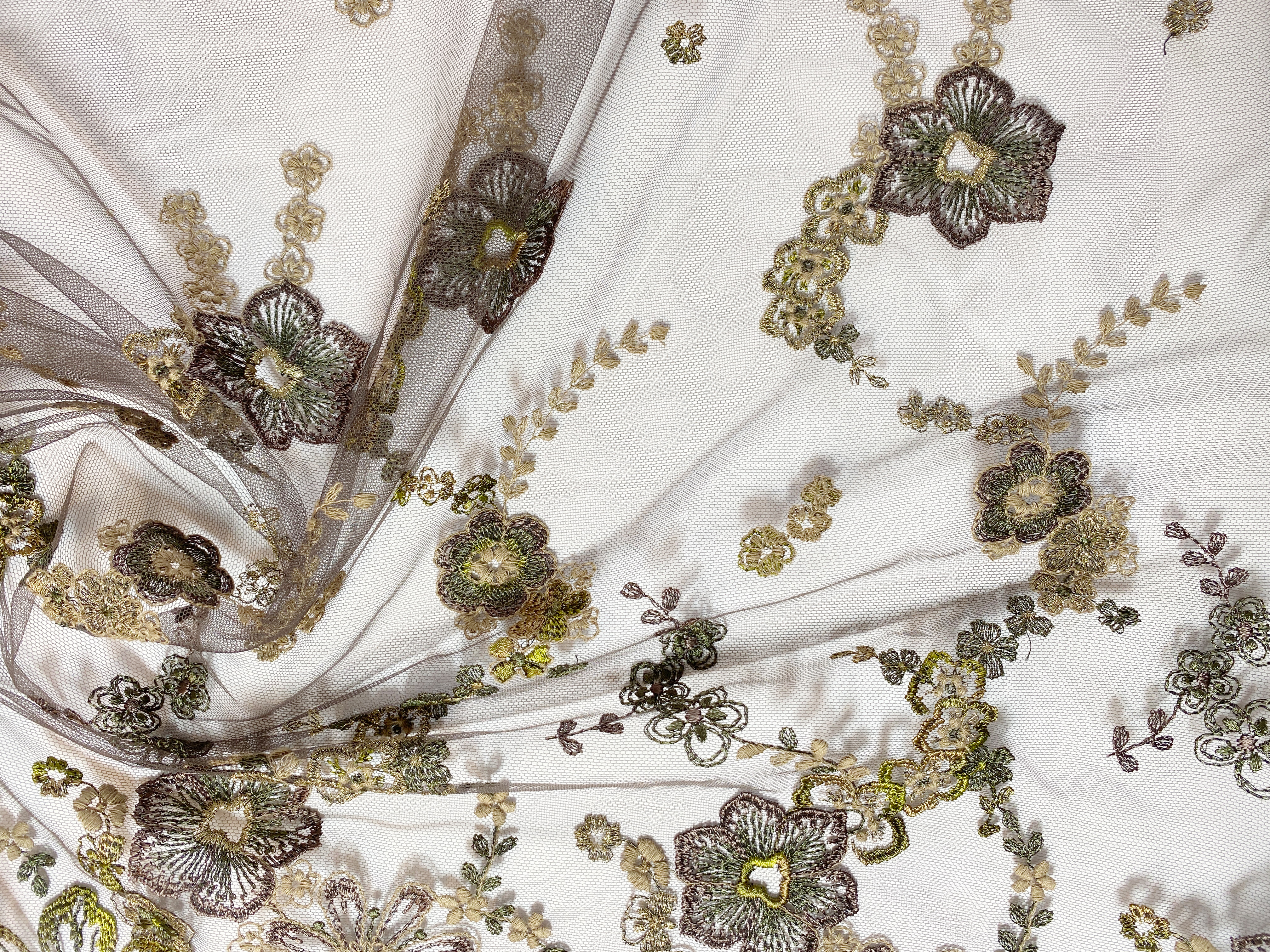 Bordürenspitze mit Blütenstickerei