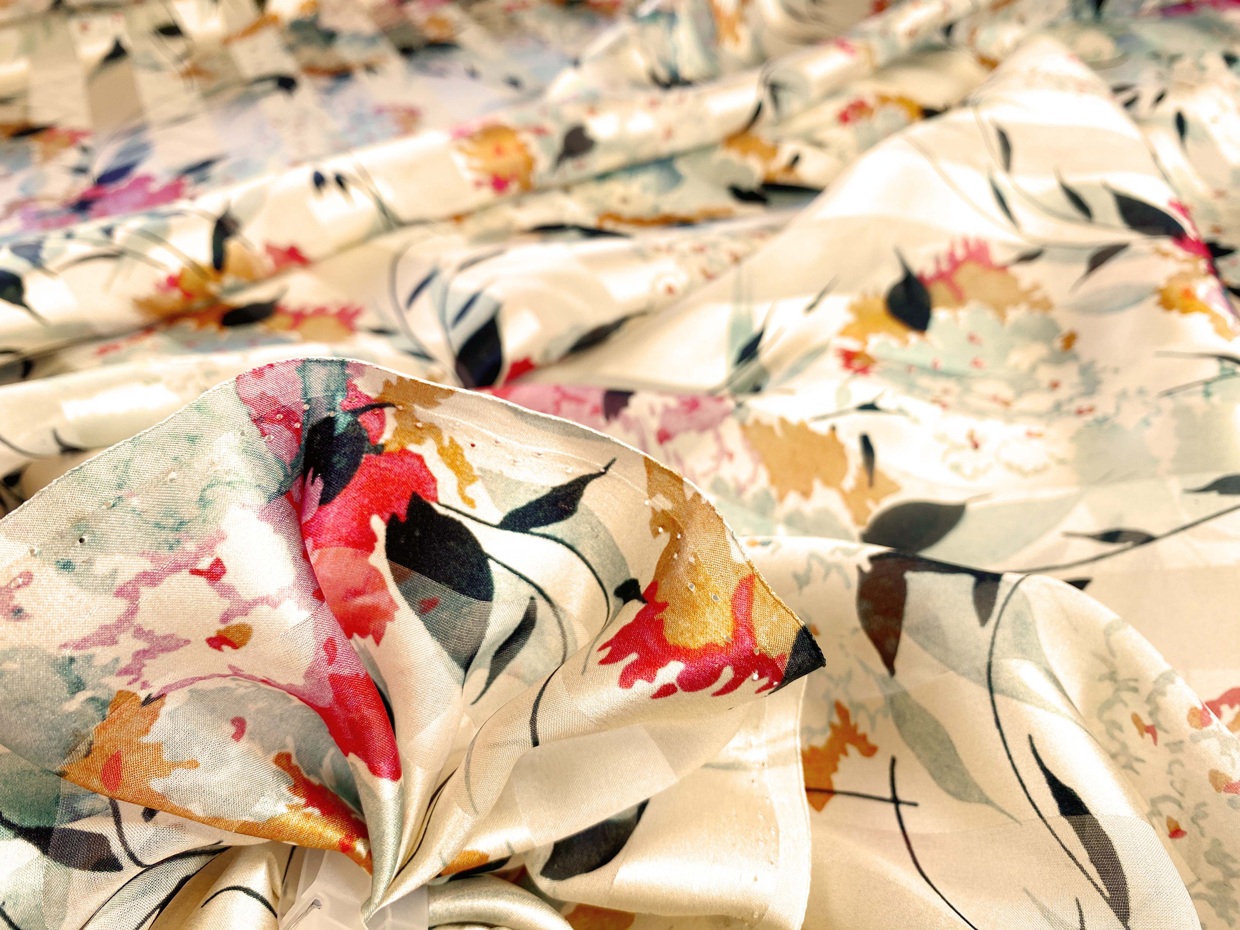 bedruckte Seide mit Satinstreifen