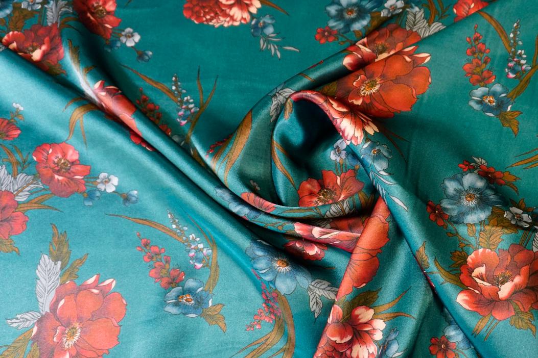 Seidensatin - rote Blüten auf petrol