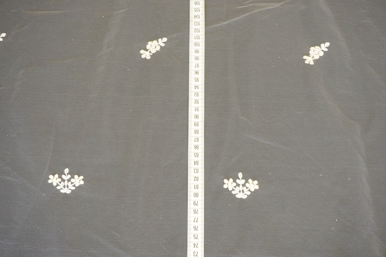 Französische Spitze - geometrisch mit Goldfaden