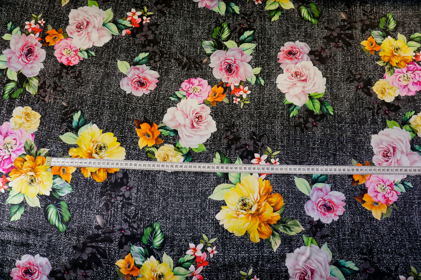 Seidensatin - Blumen auf schwarz/weiß