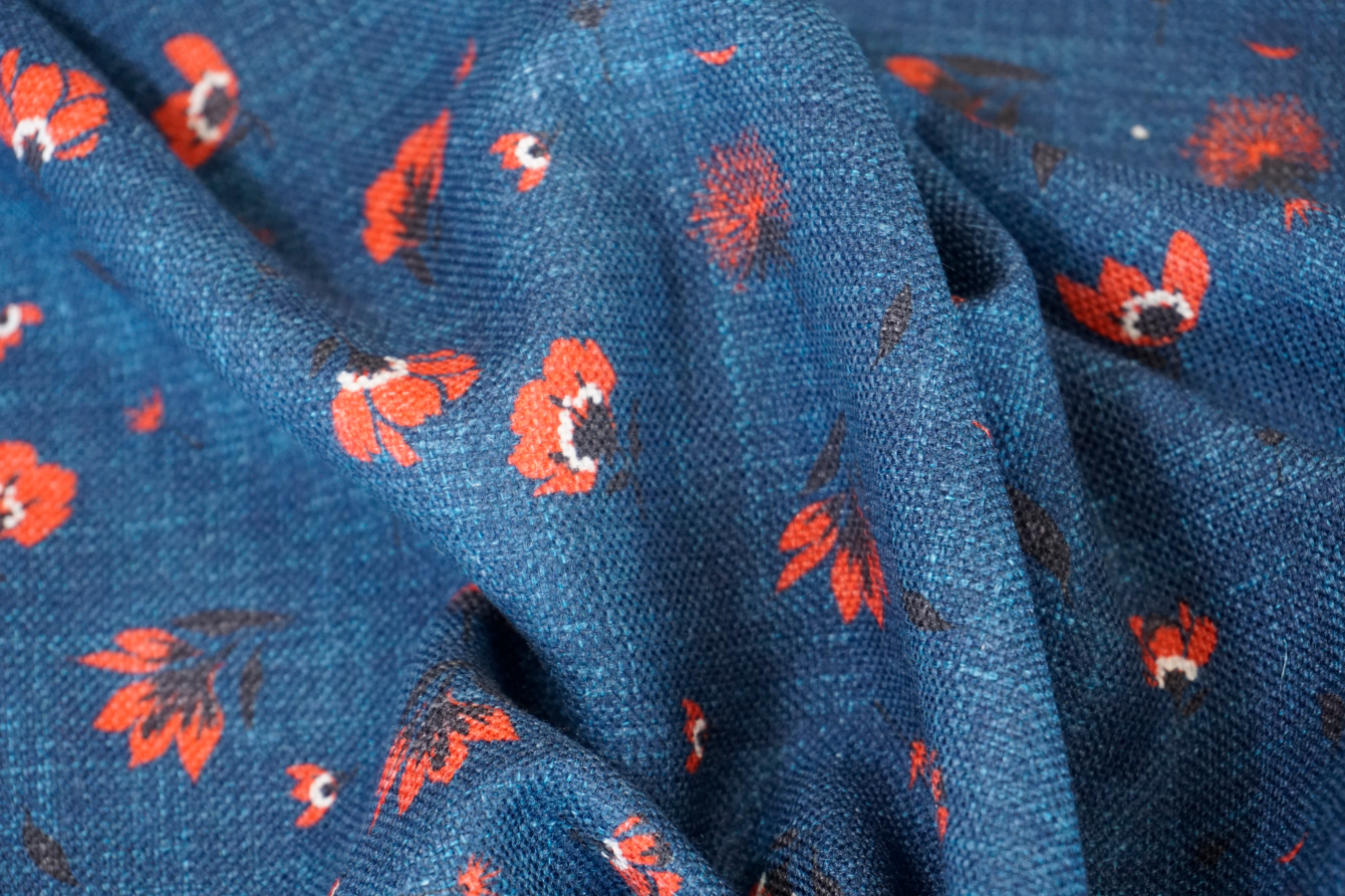 Schurwolle - blau mit roten Blumen