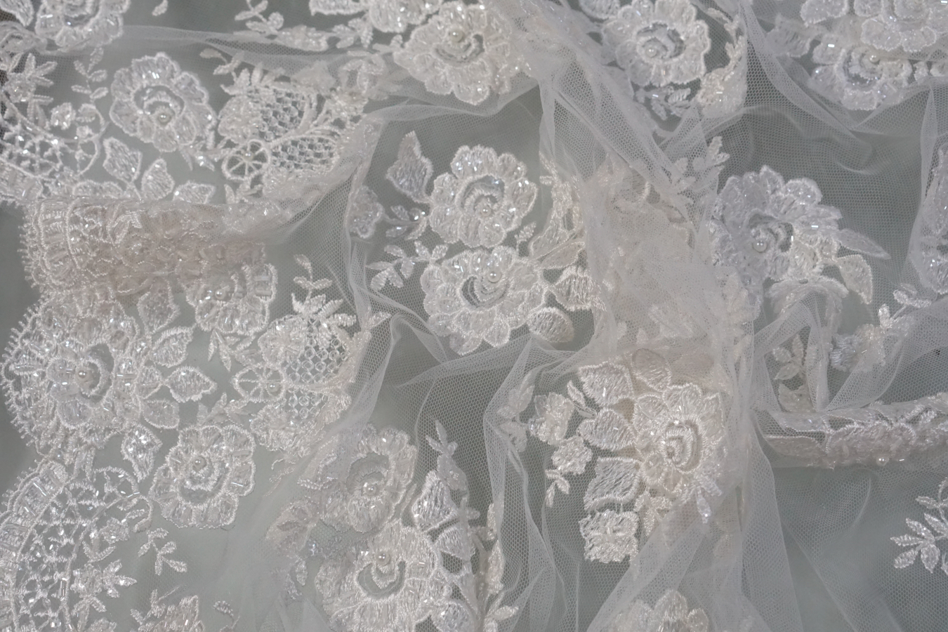 Bestickte Spitze - ecru