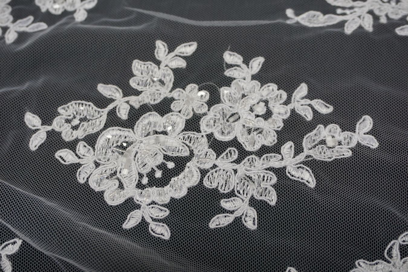 Bestickte Spitze - weiß