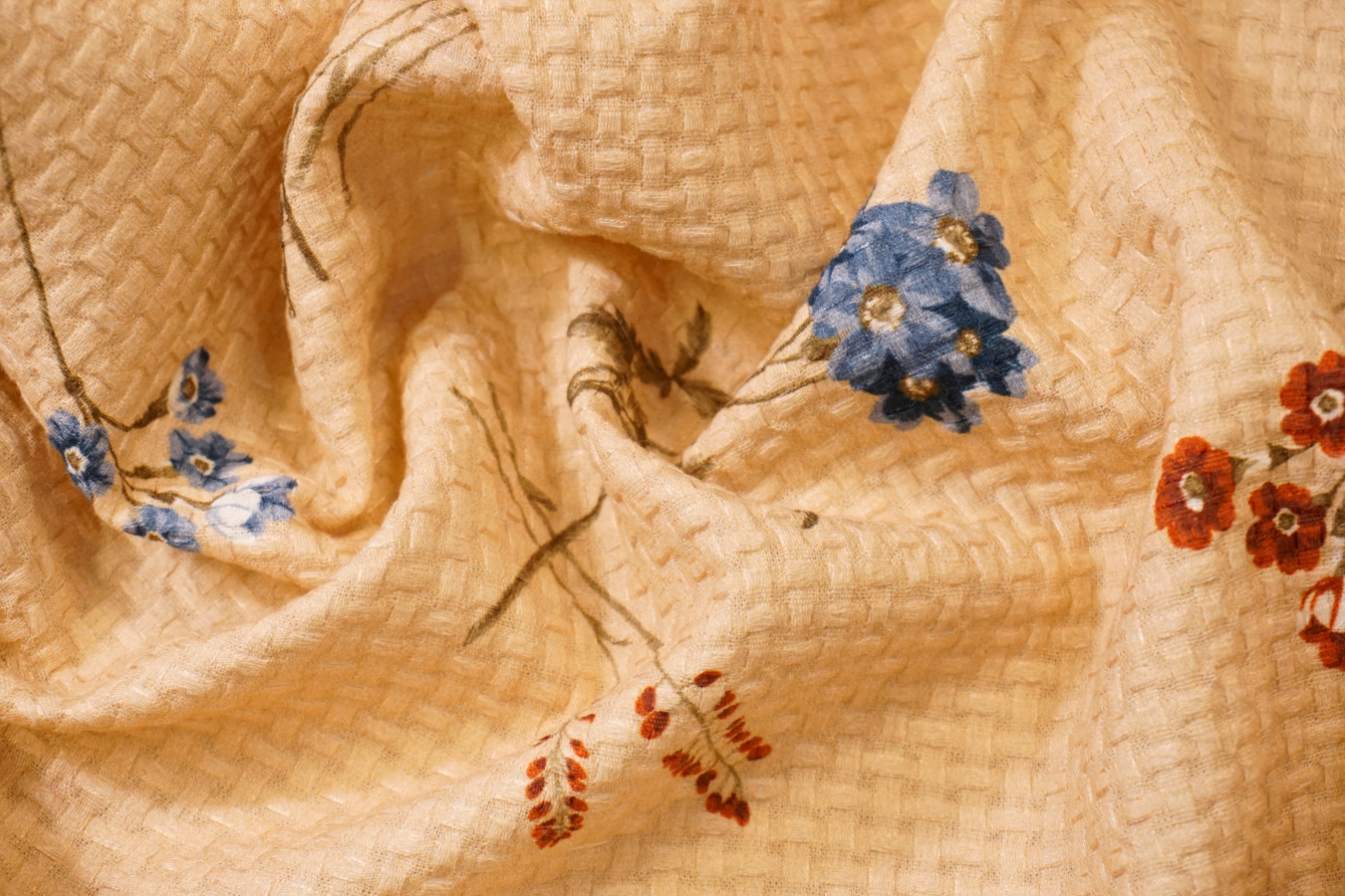 Sommerliche Kostümware mit Struktur