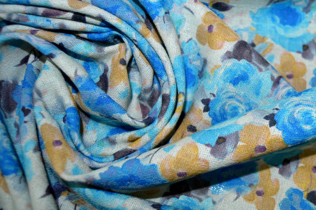 Baumwollcrepe blaue Rosen