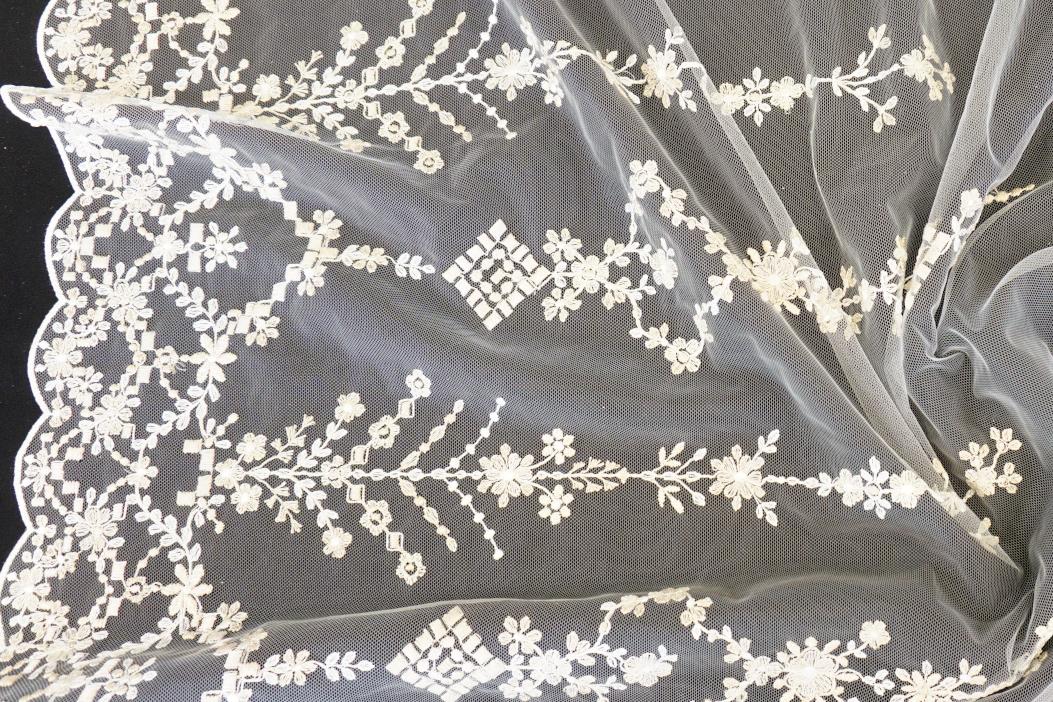 Französische Spitze - geometrisch mit Goldfaden