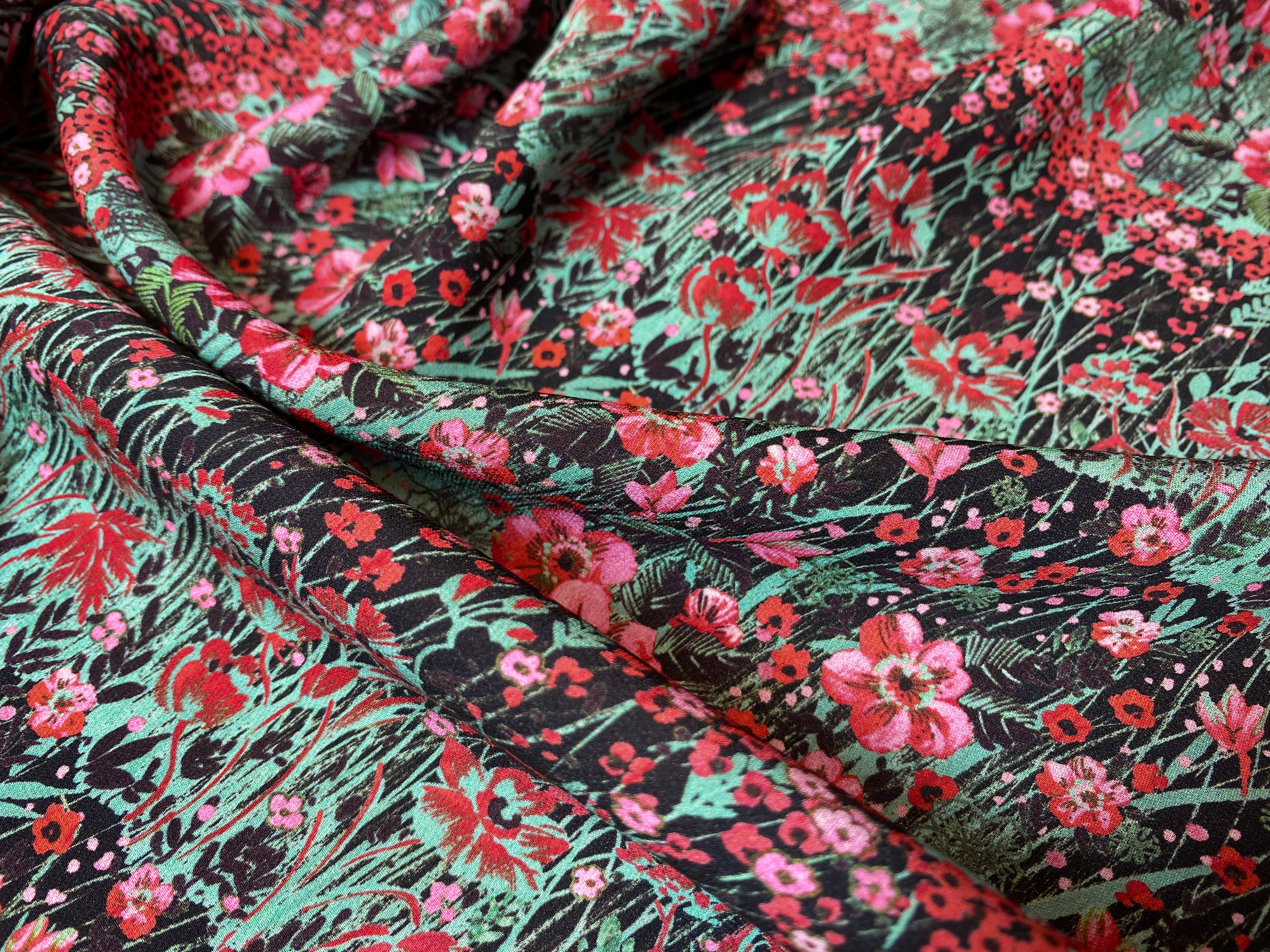 Seidencrepe mit Blütenstreifen