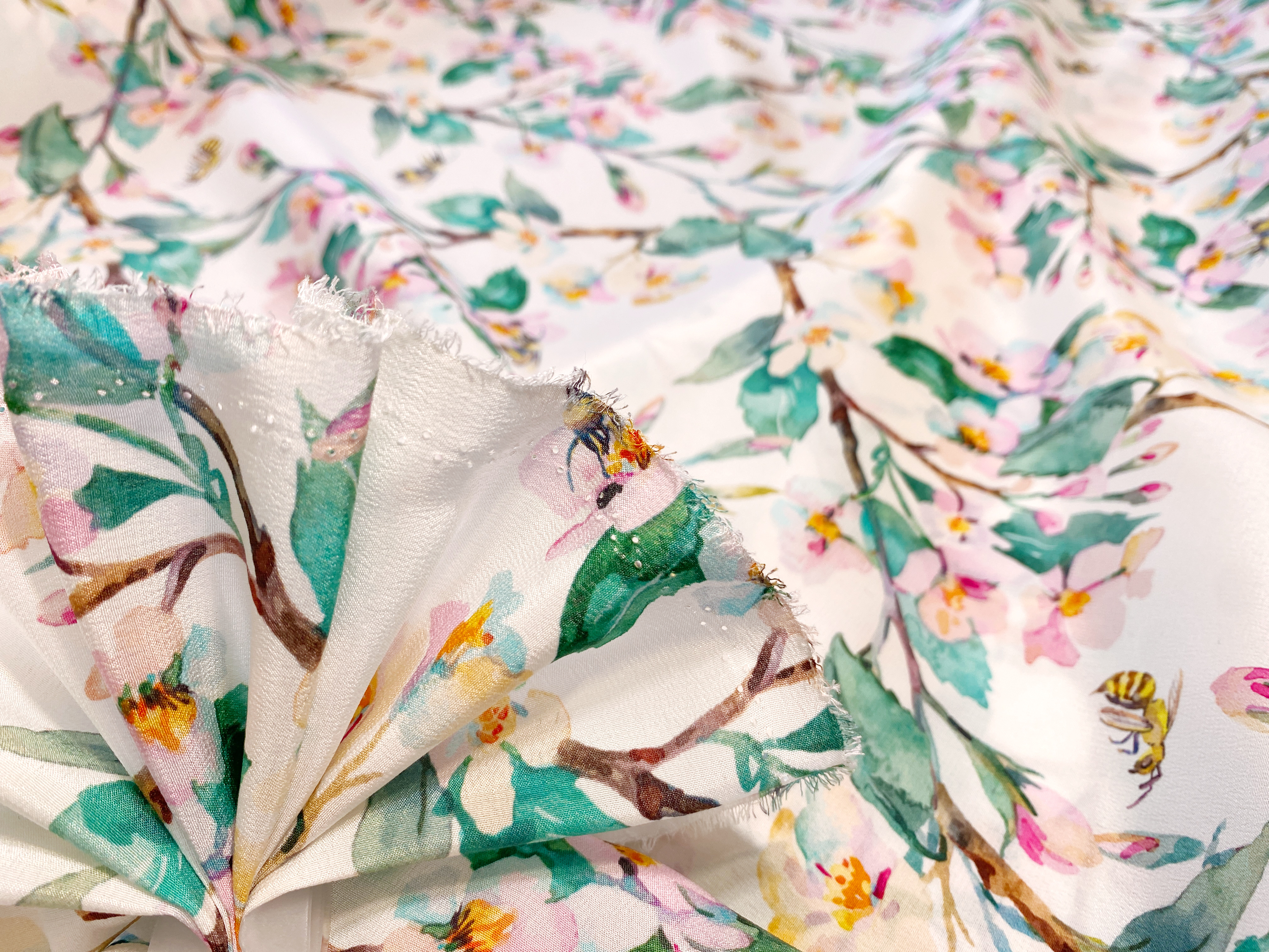 Seidencrepe mit Kirschblütenzweigen