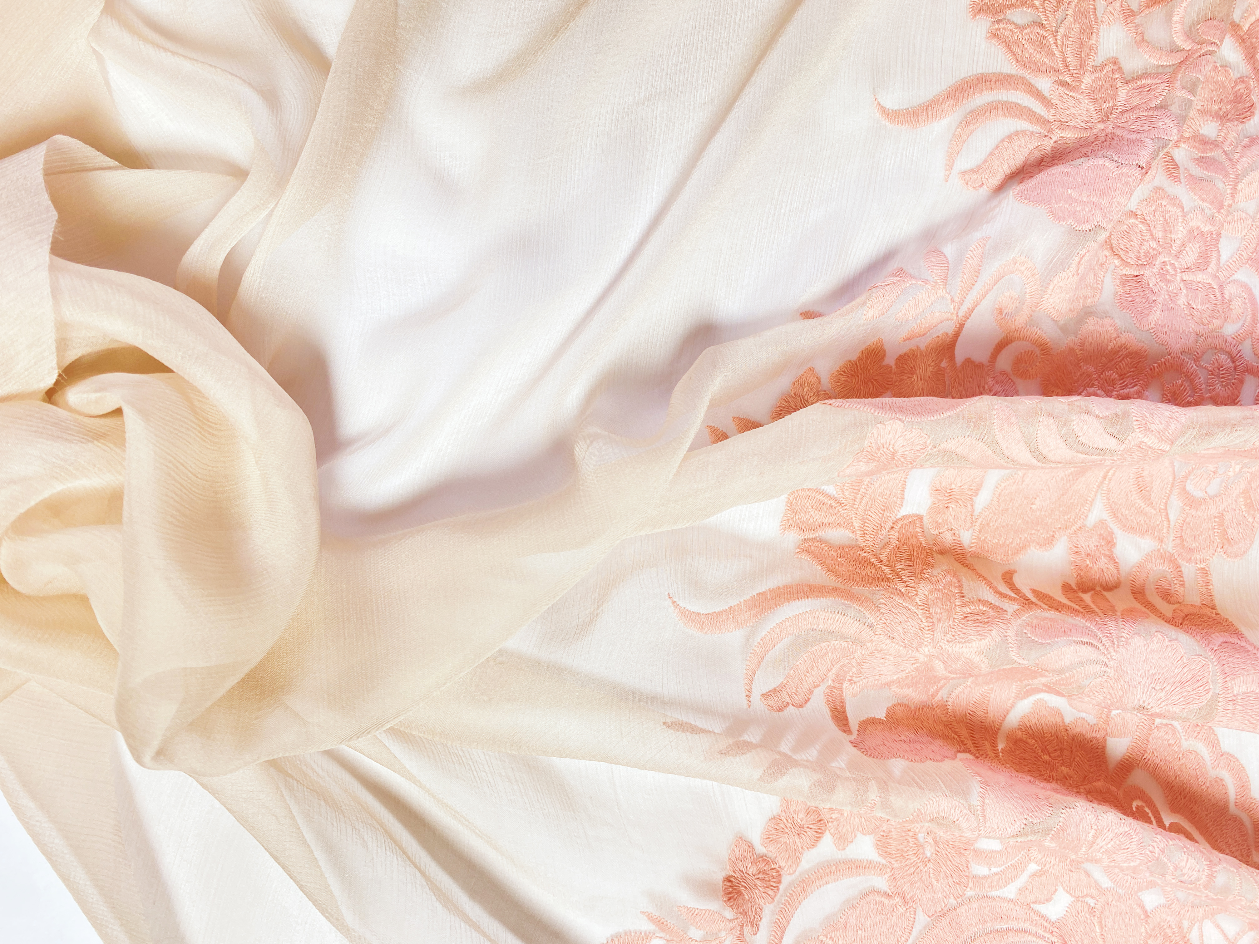 bestickter Seidenchiffon puderfarben