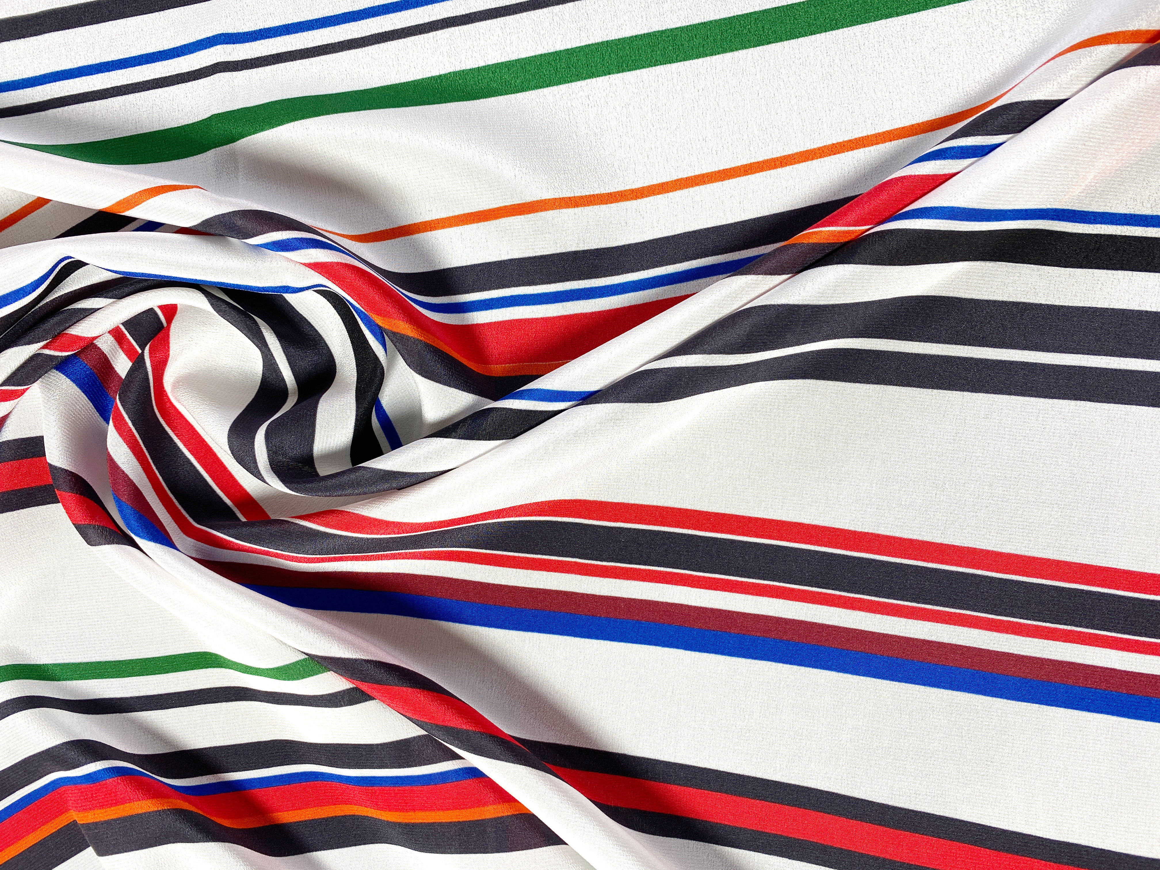 feiner Crepe mit Streifen