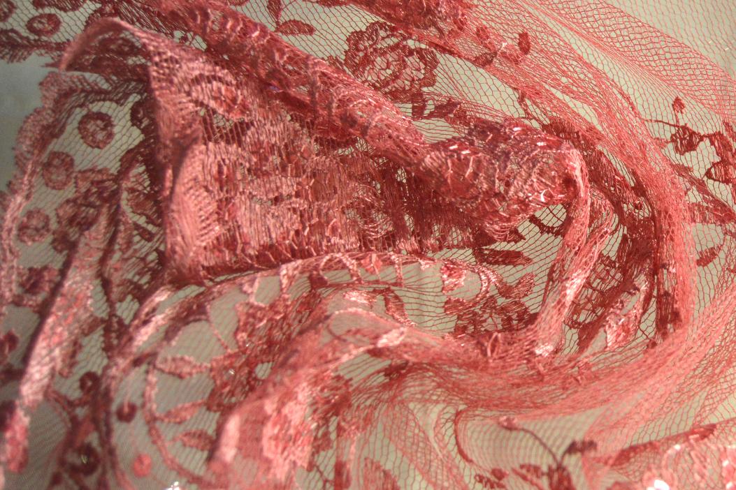 Spitze mit transparenten Pailletten