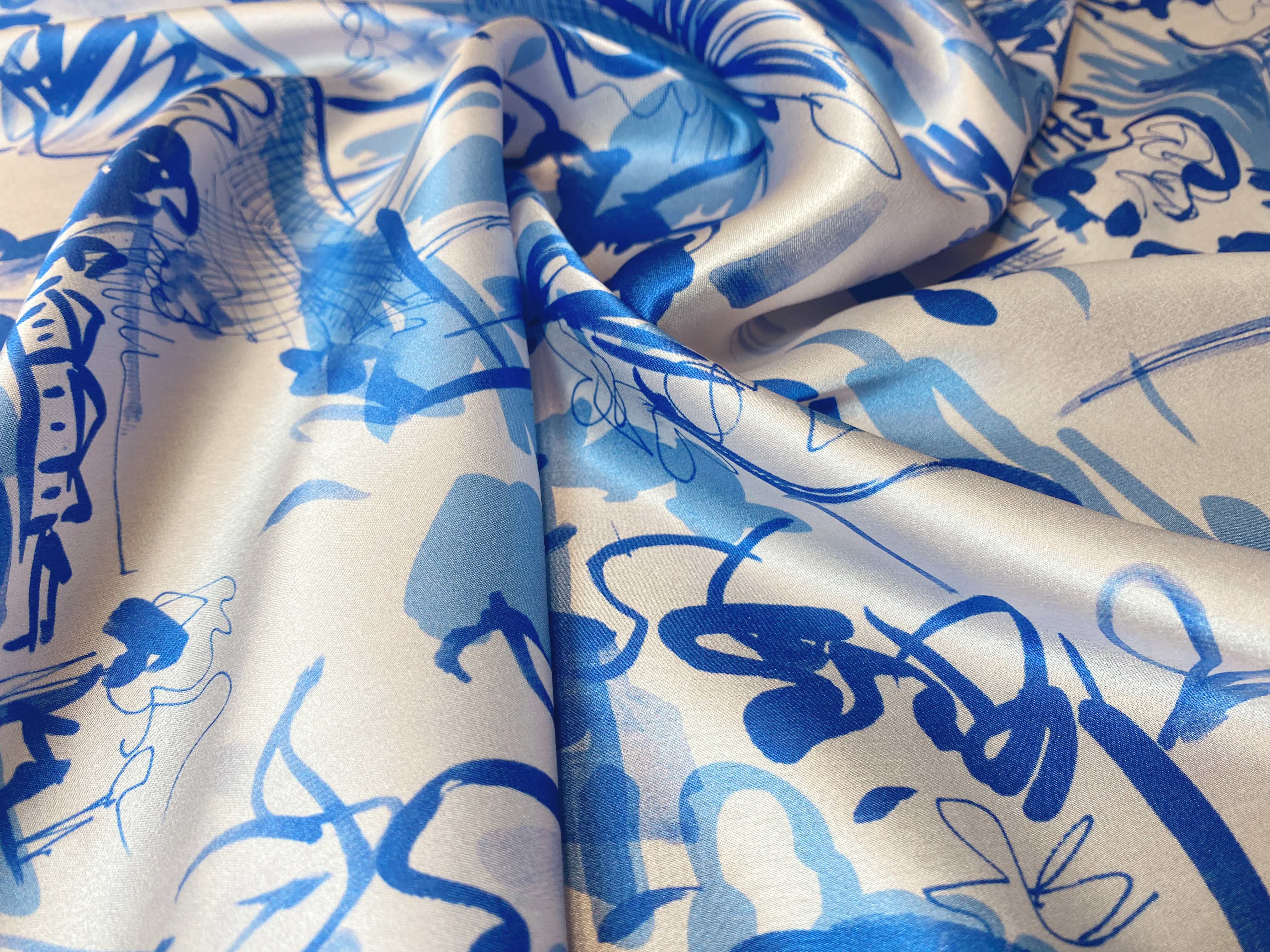 feiner Satin mit blauen Zeichnungen auf weiß
